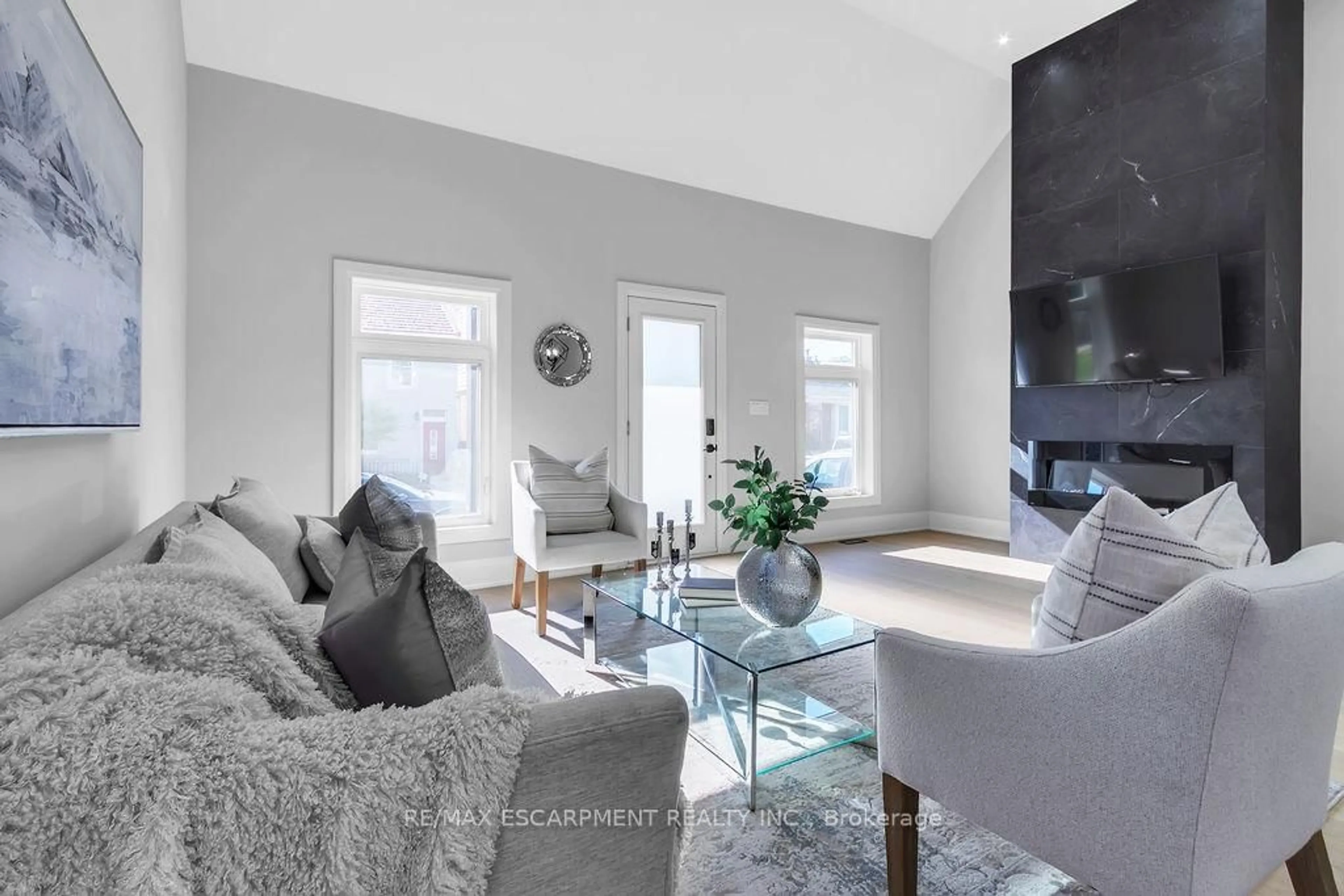 Living room with furniture, unknown for 29 Magill St, Hamilton Ontario L8R 2Y4