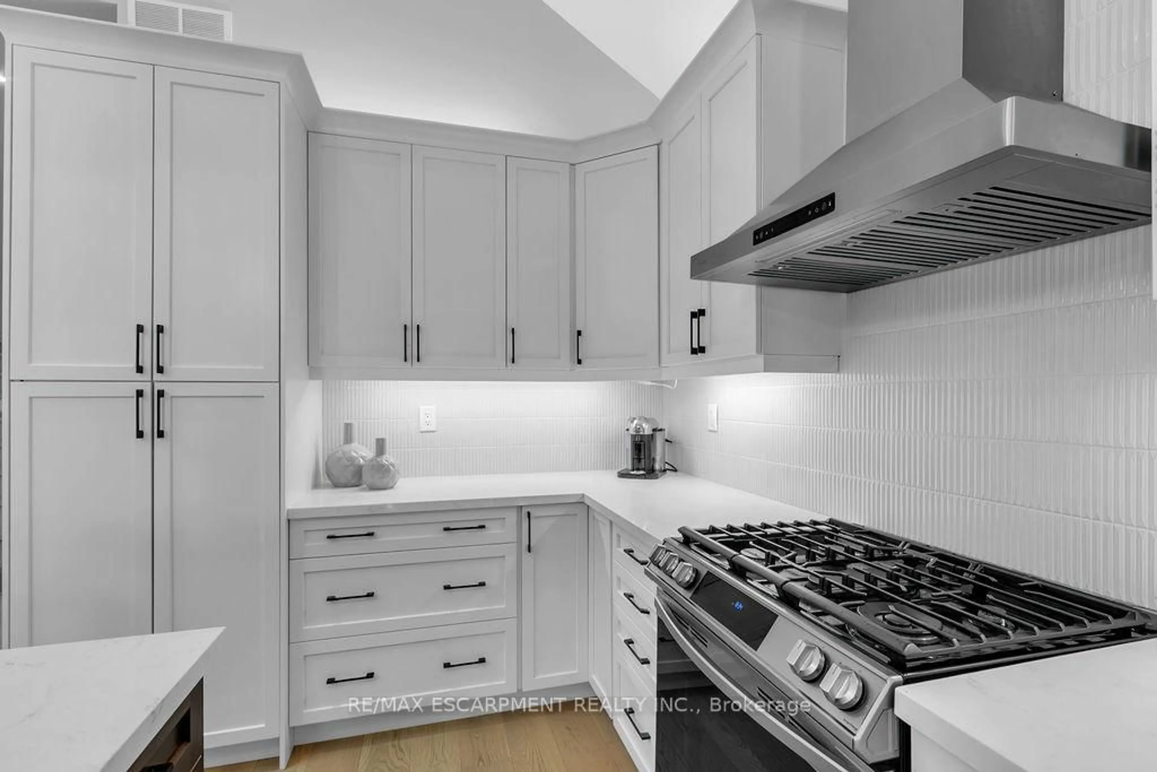 Standard kitchen, unknown for 29 Magill St, Hamilton Ontario L8R 2Y4