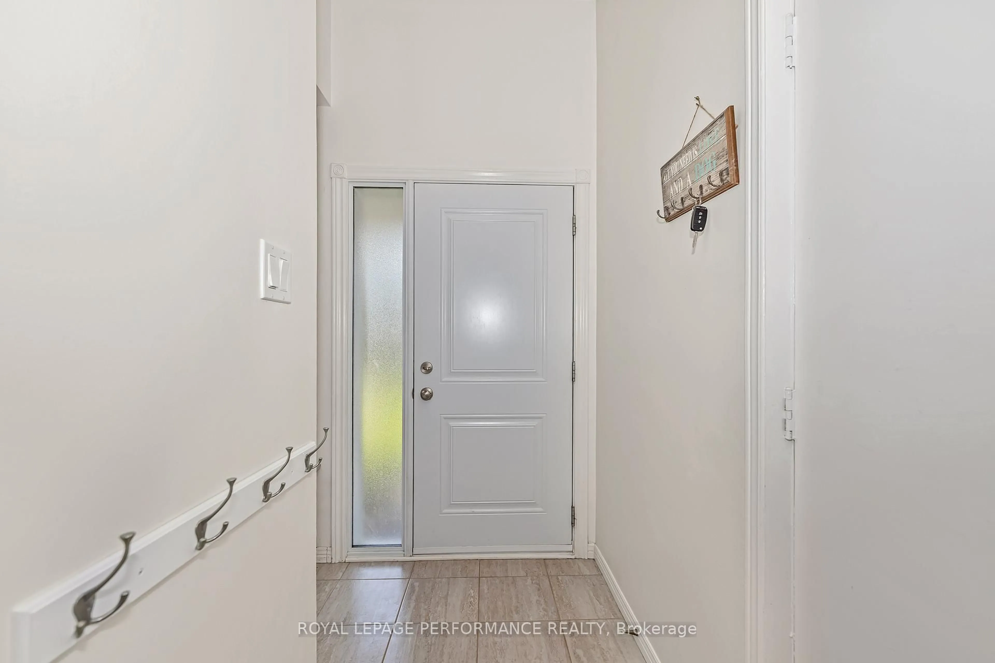 Indoor entryway for 1590 Briarfield Cres, Orleans Ontario K4A 1Y7
