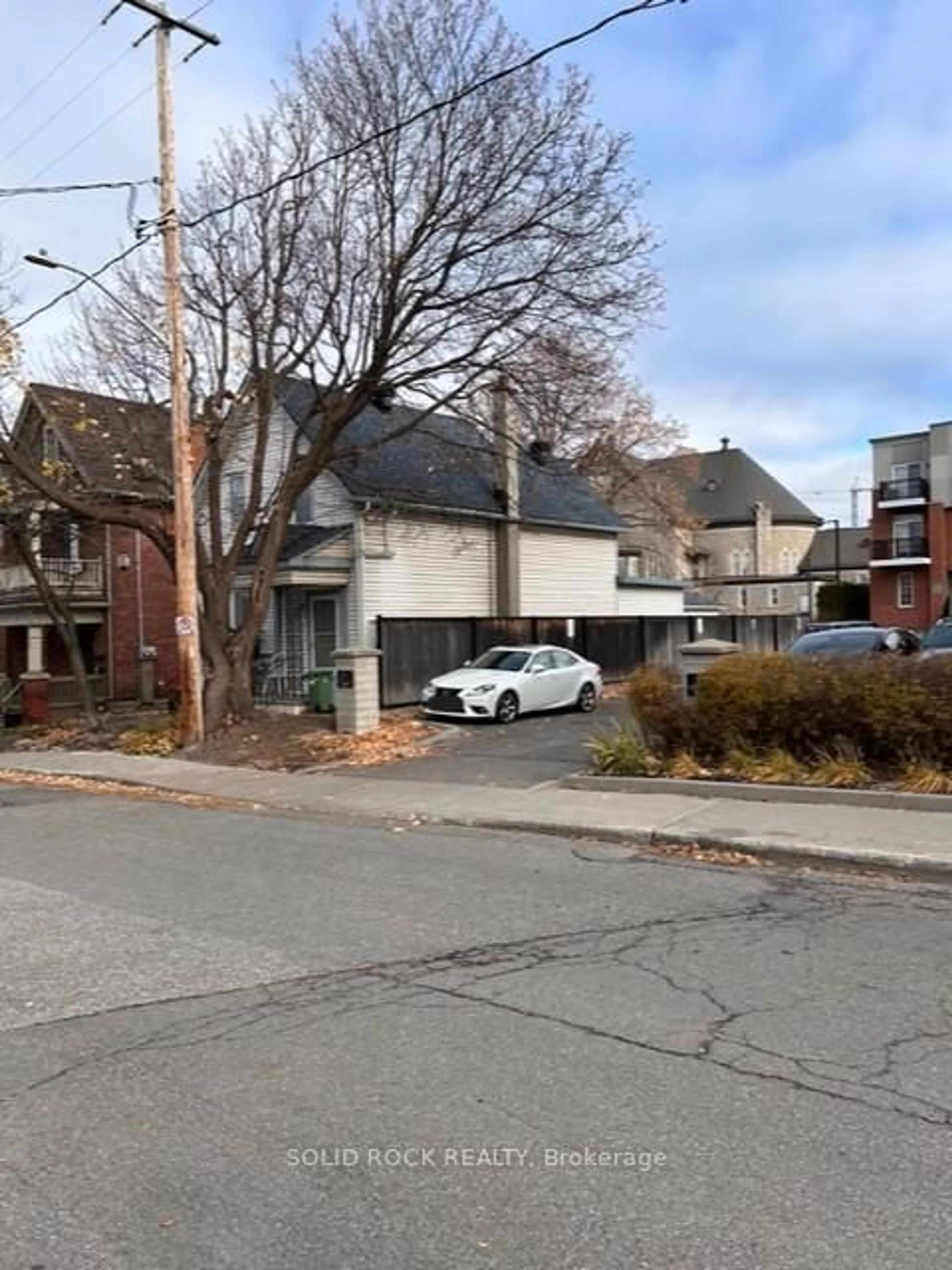 A pic from outside/outdoor area/front of a property/back of a property/a pic from drone, street for 11 Melrose Ave, Ottawa Ontario K1Y 1T8
