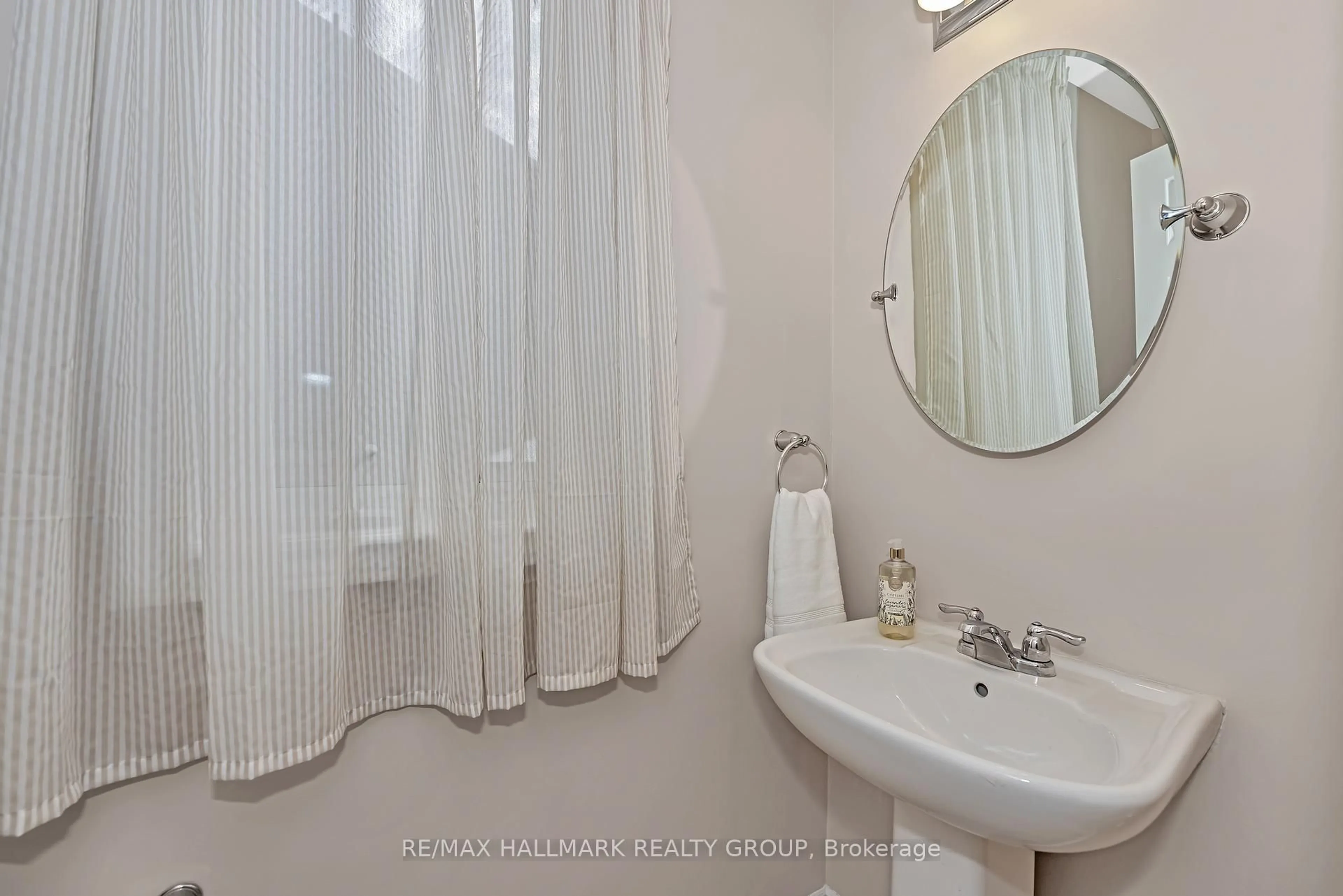 Standard bathroom, ceramic/tile floor for 160 Bartonia Circ, Ottawa Ontario K4A 1E3