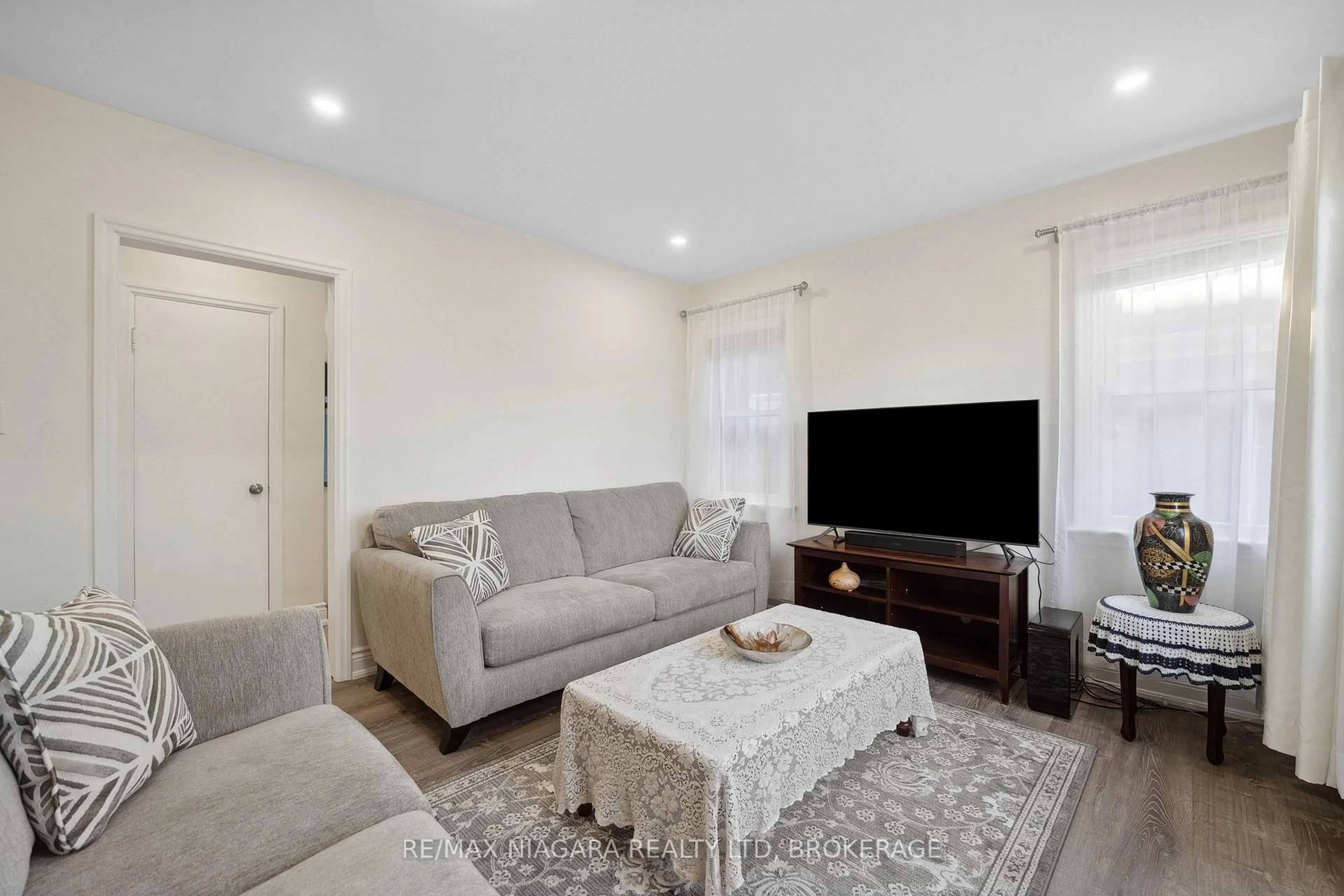 Living room with furniture, unknown for 6268 Corwin Cres, Niagara Falls Ontario L2G 2M1