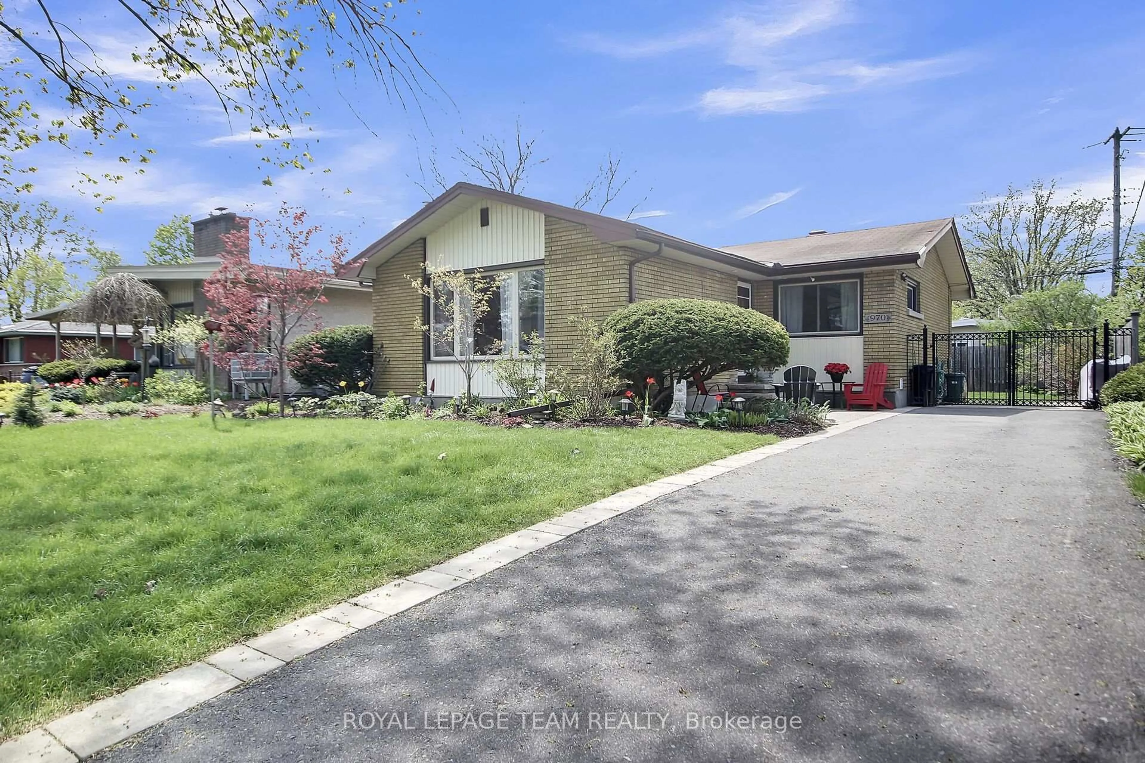 A pic from outside/outdoor area/front of a property/back of a property/a pic from drone, street for 970 Parkhurst Blvd, Ottawa Ontario K2A 3M9