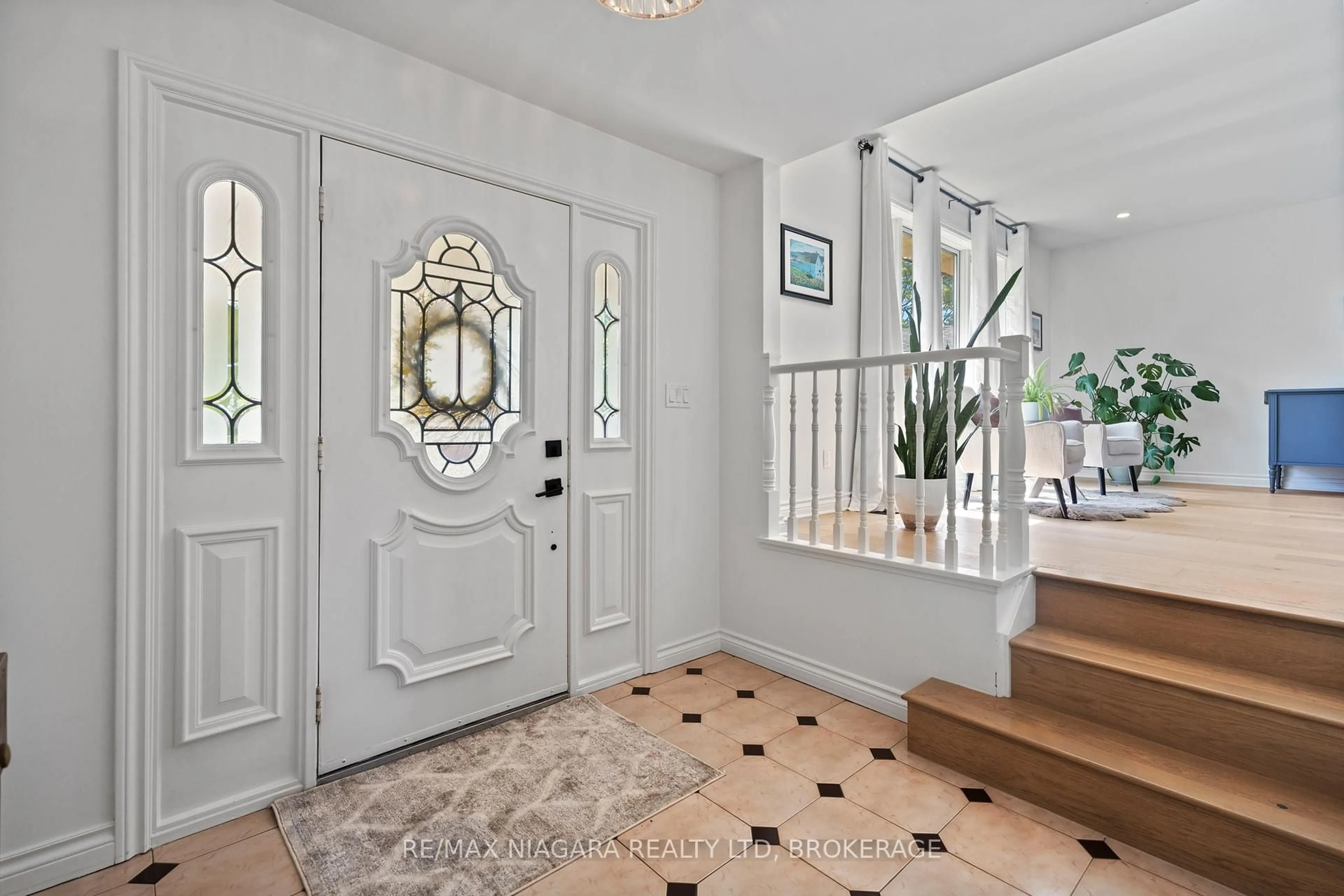 Indoor entryway for 14 Walters Crt, St. Catharines Ontario L2S 3J9