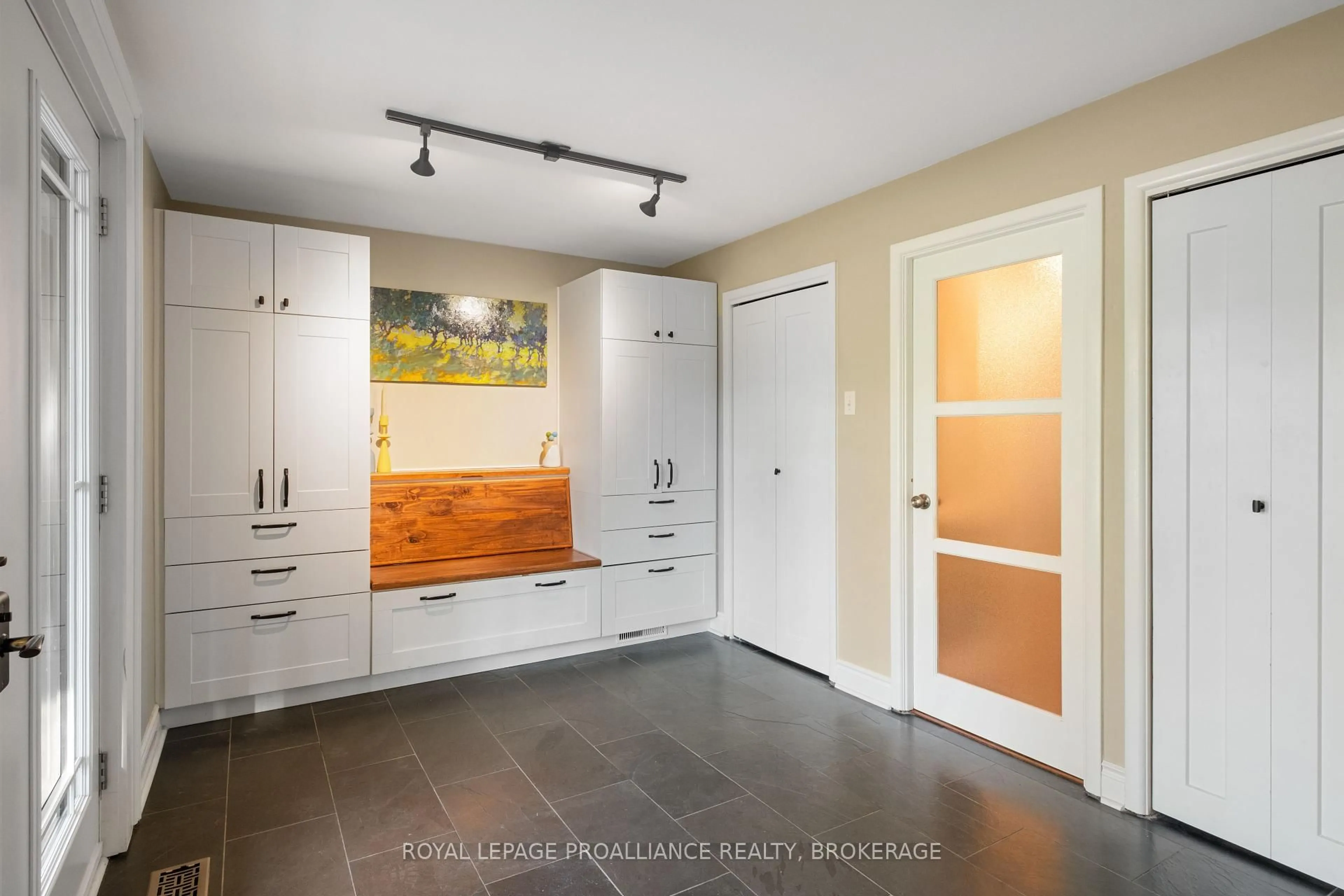 Indoor entryway for 70 Silver St, Kingston Ontario K7M 2P5