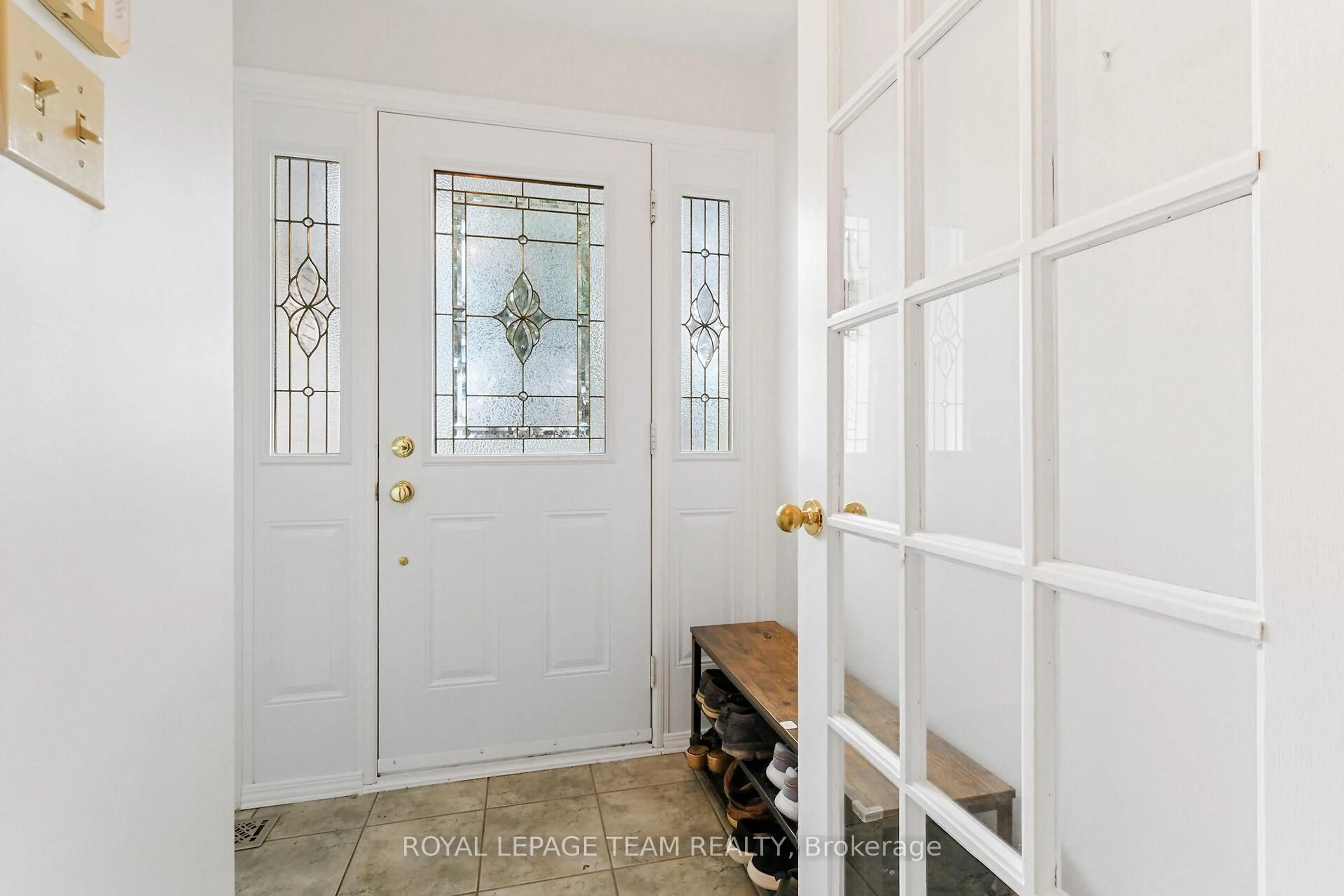 Indoor entryway for 1204 New Yorker Crt, Ottawa Ontario K1T 2S2