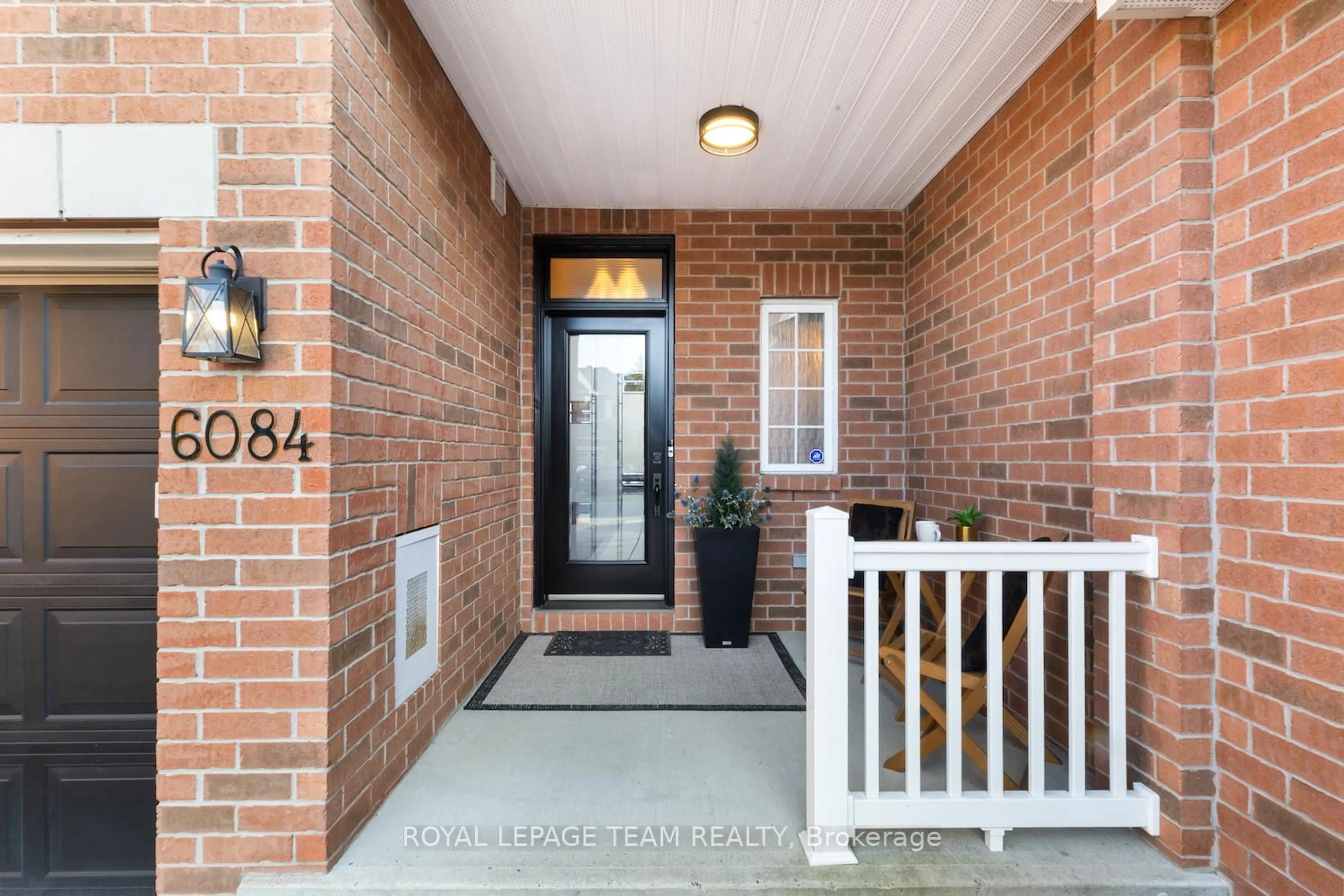 Indoor entryway for 6084 North Bluff Dr, Ottawa Ontario K1V 2L3