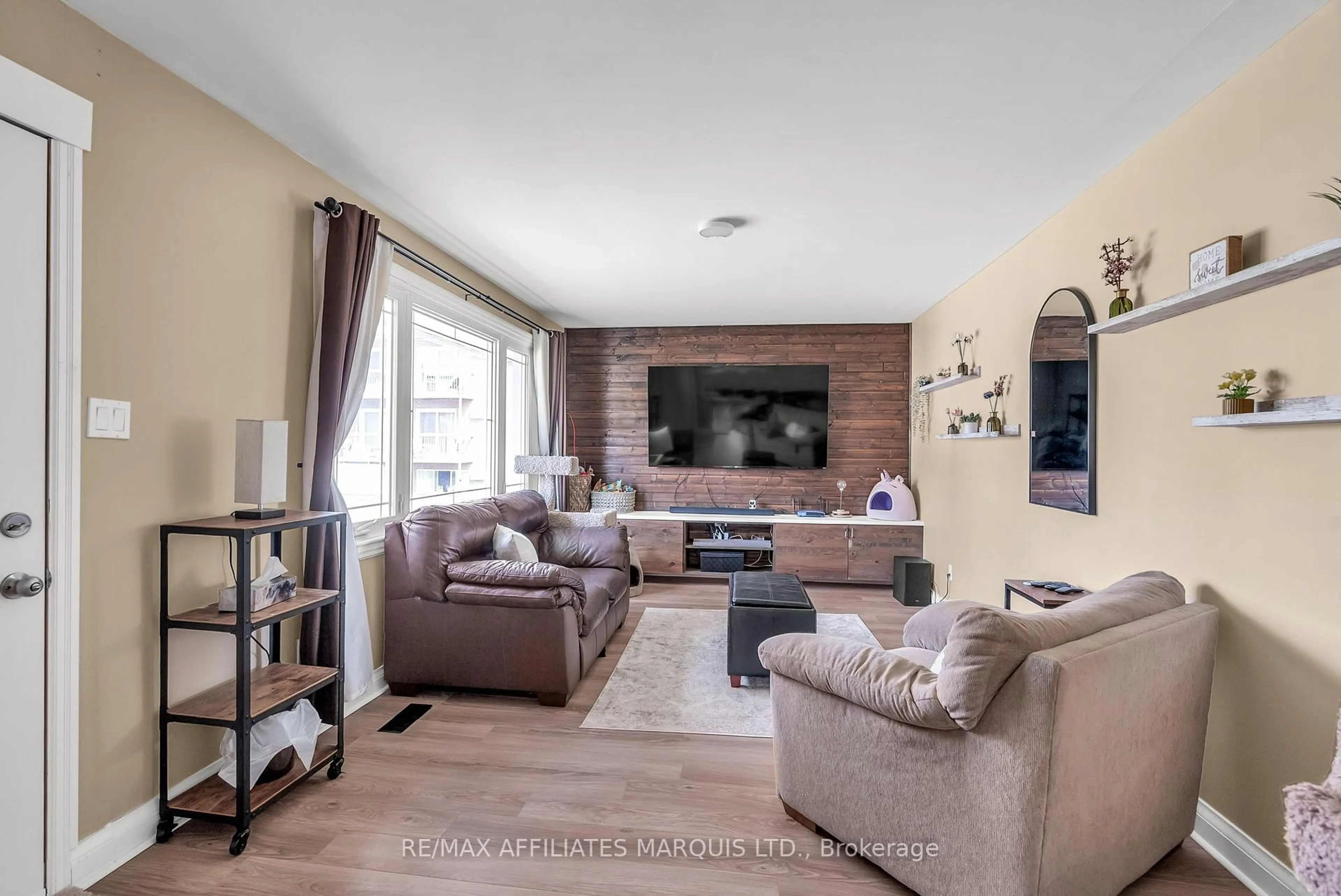Living room with furniture, unknown for 513 Rivier Pl, Cornwall Ontario K6J 4B1