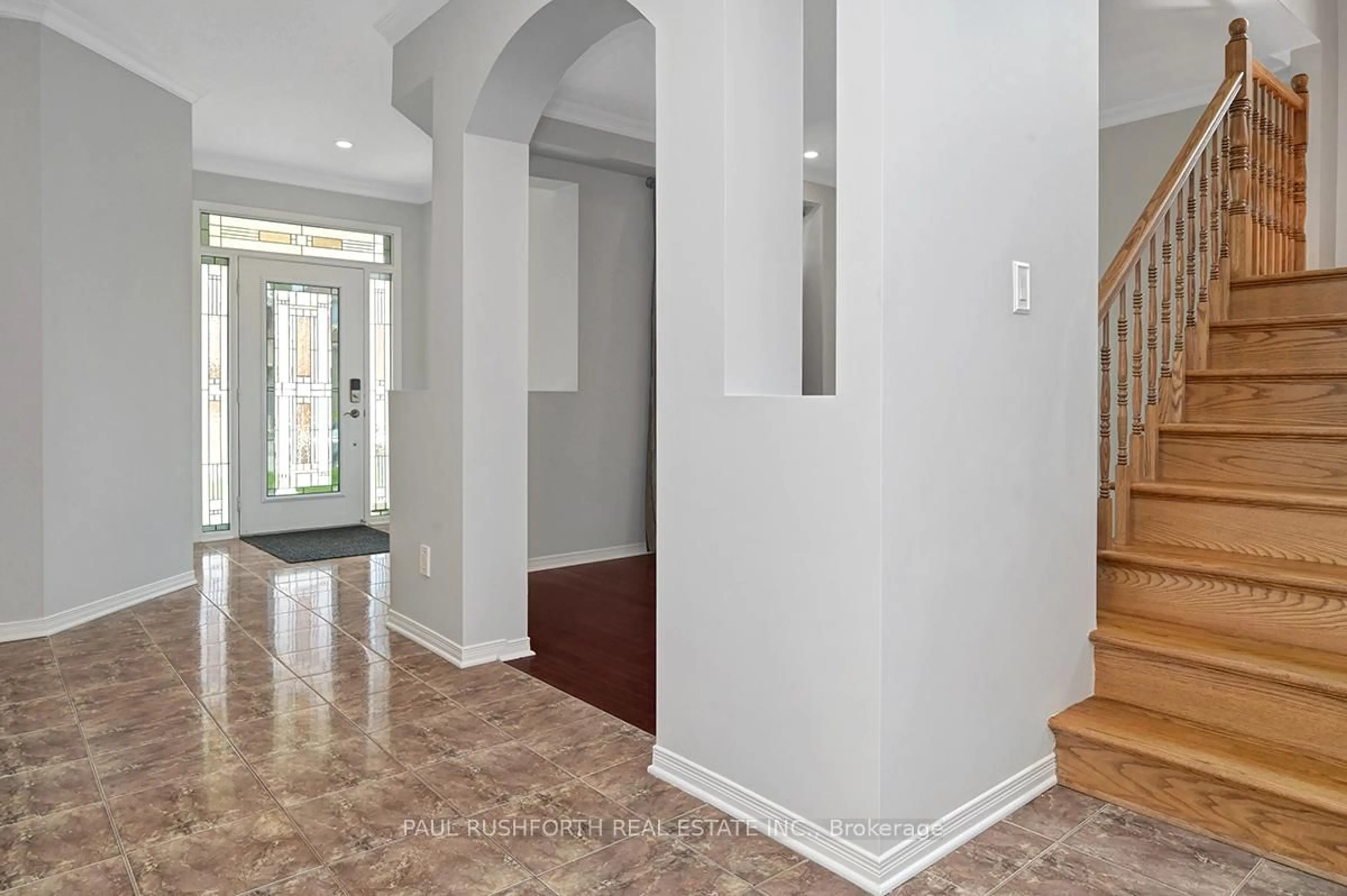 Indoor entryway for 248 Lucinda Cres, Ottawa Ontario K1W 0A1