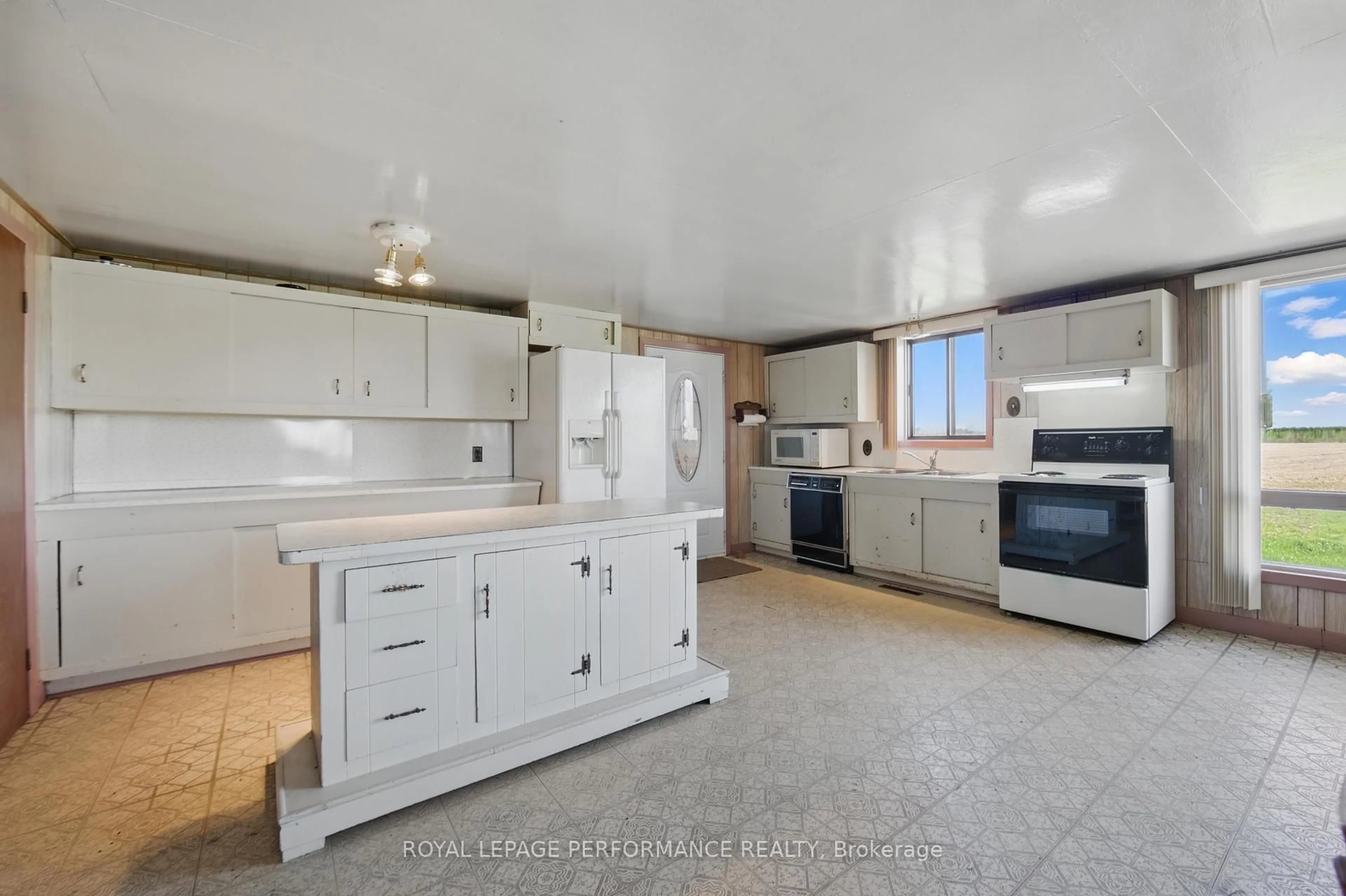 Open concept kitchen, ceramic/tile floor for 3300 County Rd 14 Concession, East Hawkesbury Ontario K0B 1B0