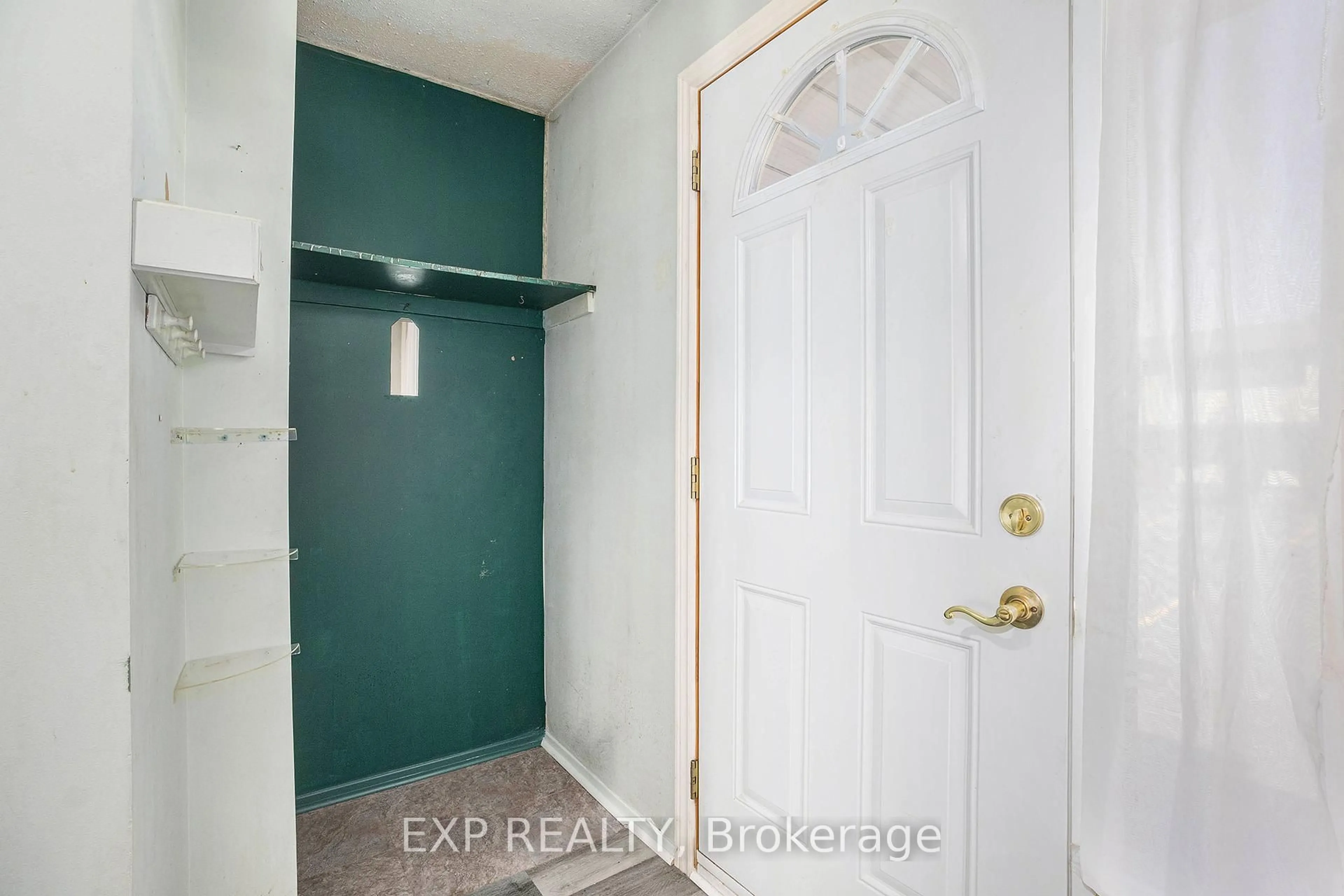 Indoor entryway for 54 Foxfield Dr #E, Ottawa Ontario K2J 1P7