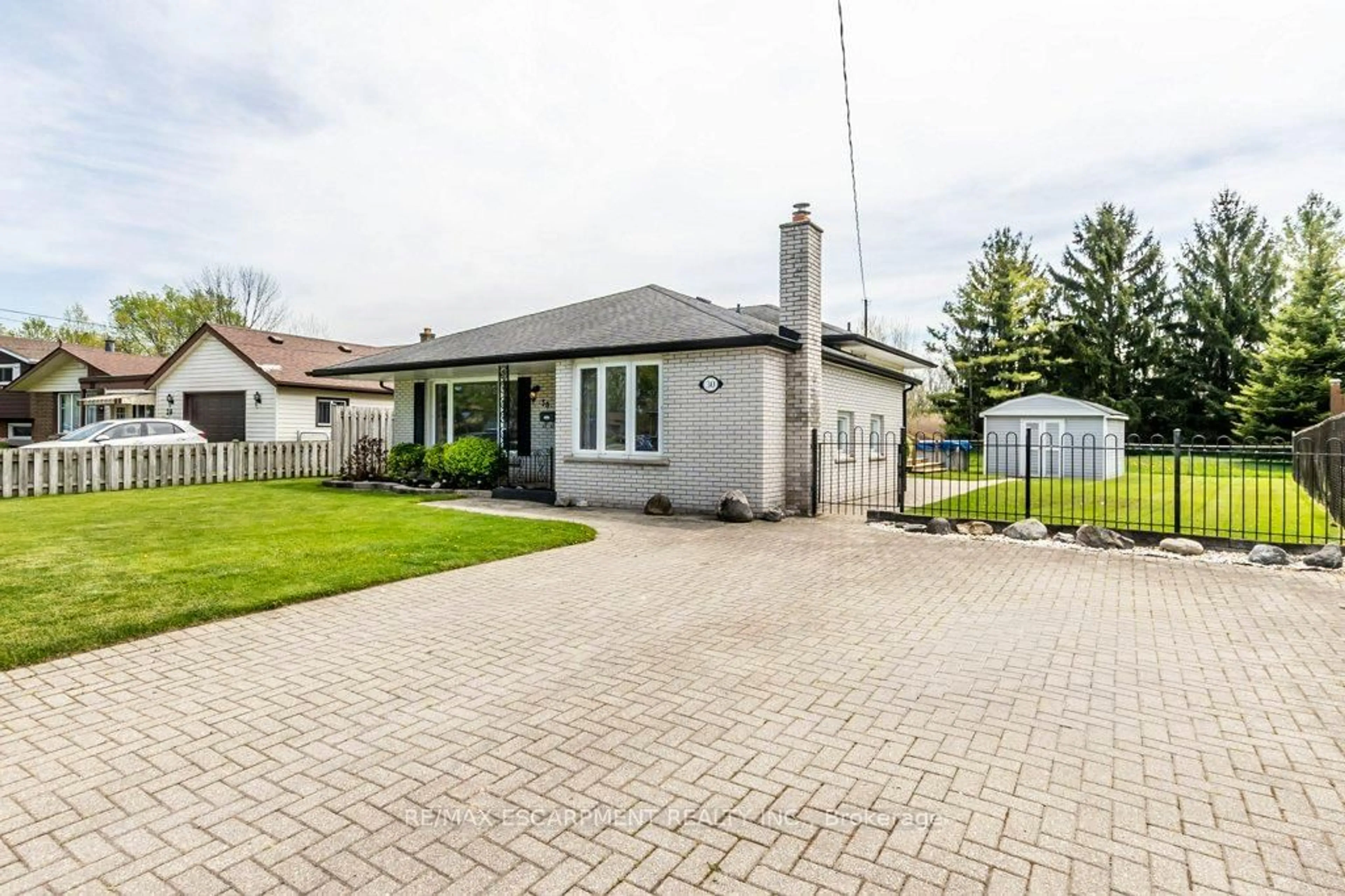 A pic from outside/outdoor area/front of a property/back of a property/a pic from drone, street for 30 Terrace Ave, Welland Ontario L3C 2C4