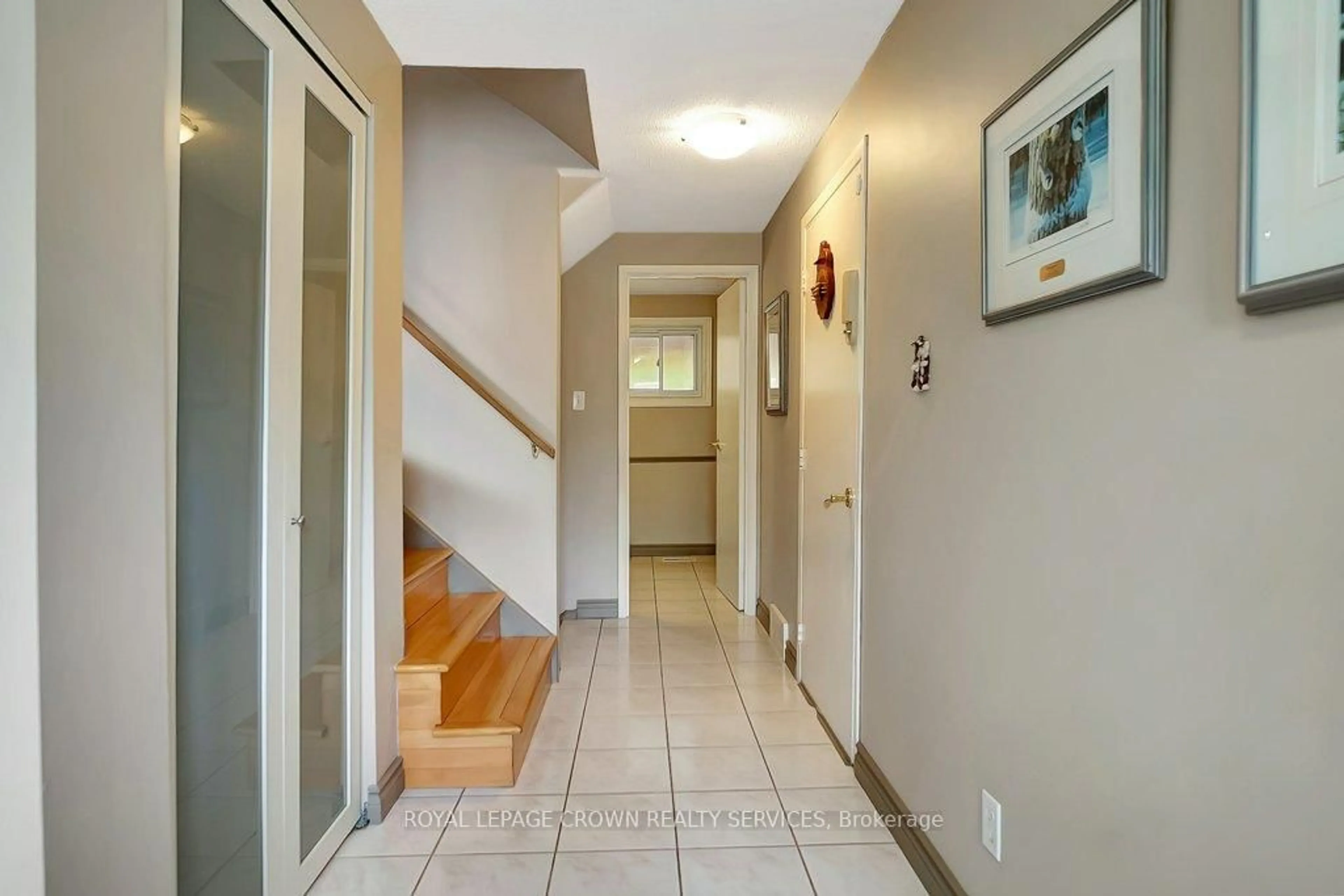 Indoor foyer for 200 Kribs St, Cambridge Ontario N3C 2L7