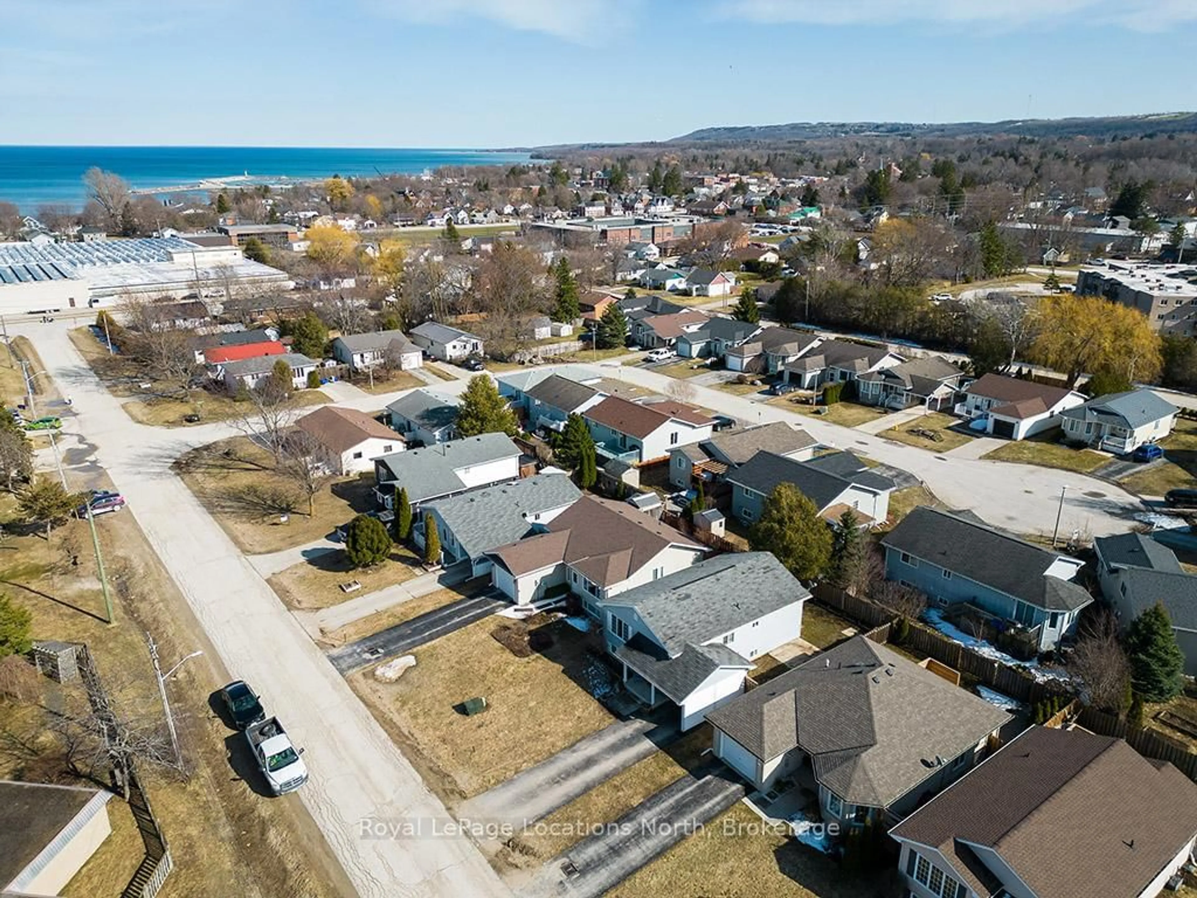 A pic from outside/outdoor area/front of a property/back of a property/a pic from drone, street for 173 Albert St, Meaford Ontario N4L 1T8