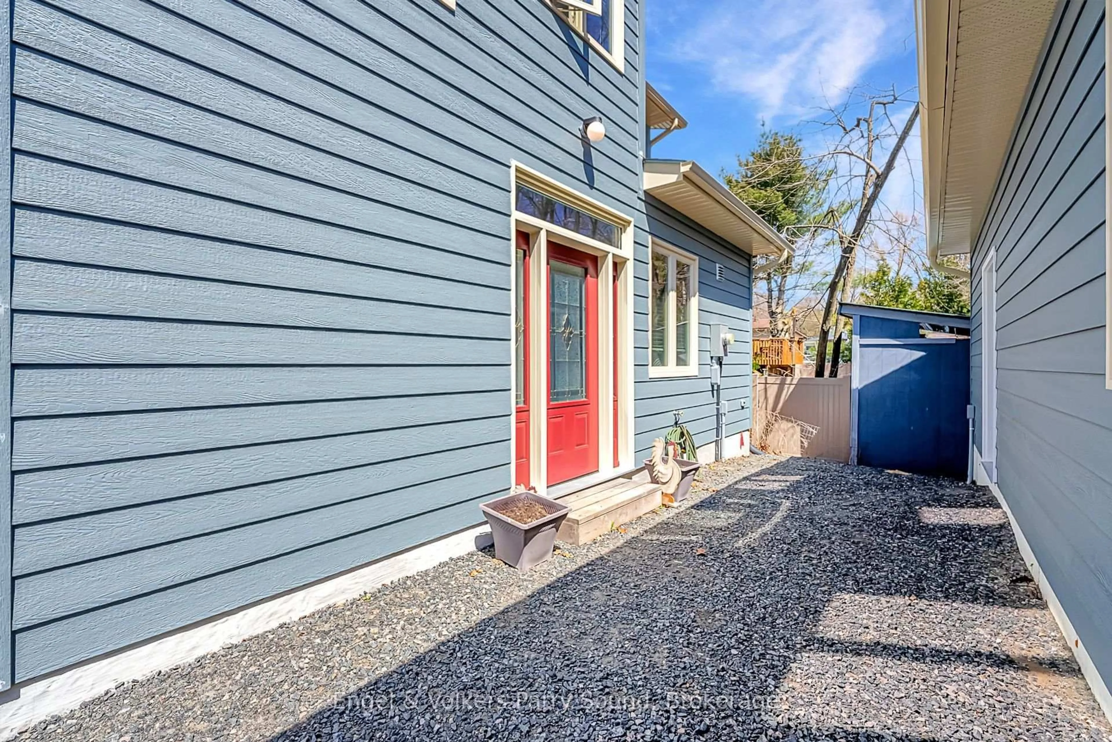 Home with vinyl exterior material, street for 29 Queen St, Parry Sound Ontario P2A 2W1