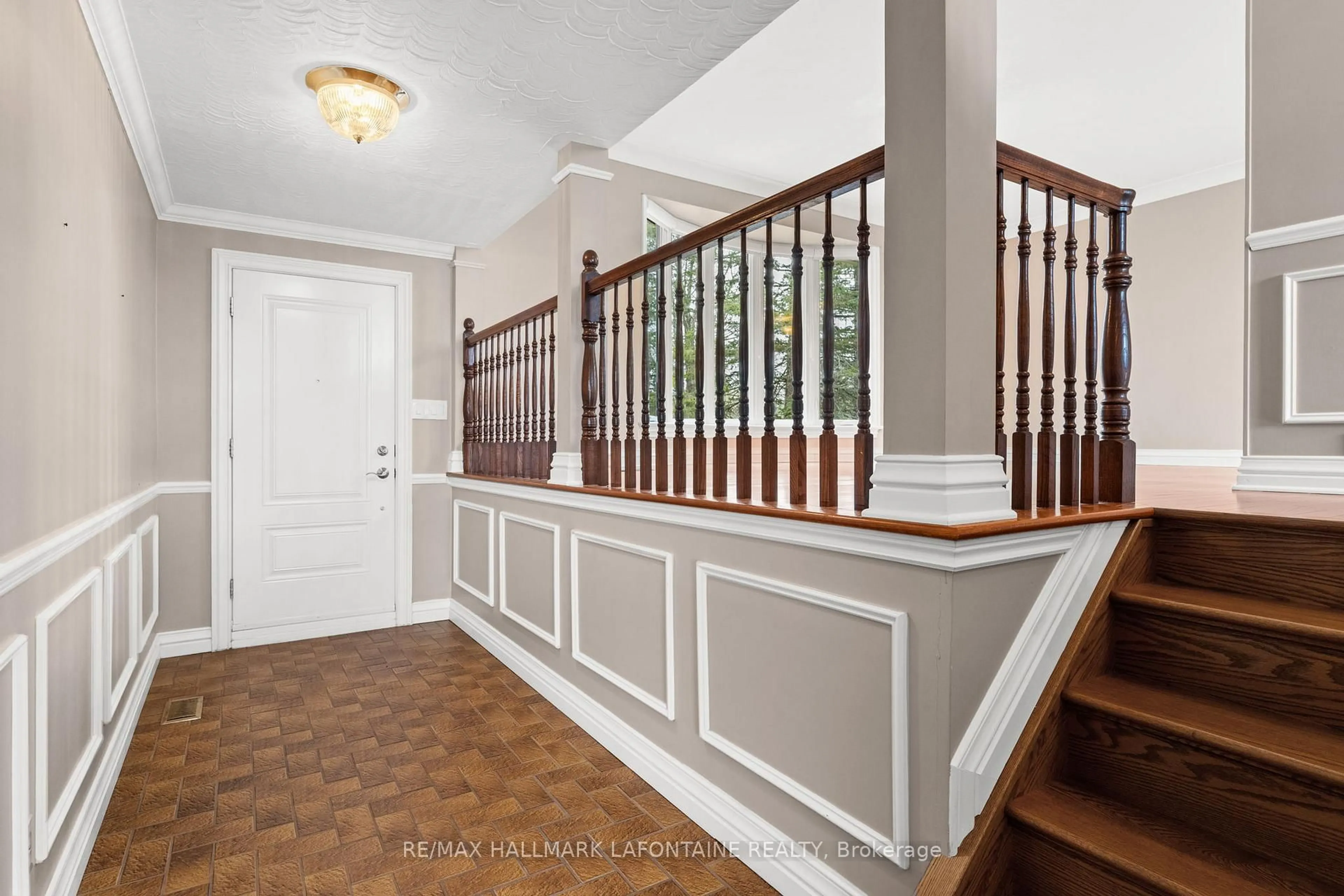 Indoor entryway for 6427 Russell Rd, Carlsbad Springs Ontario K4B 1P4