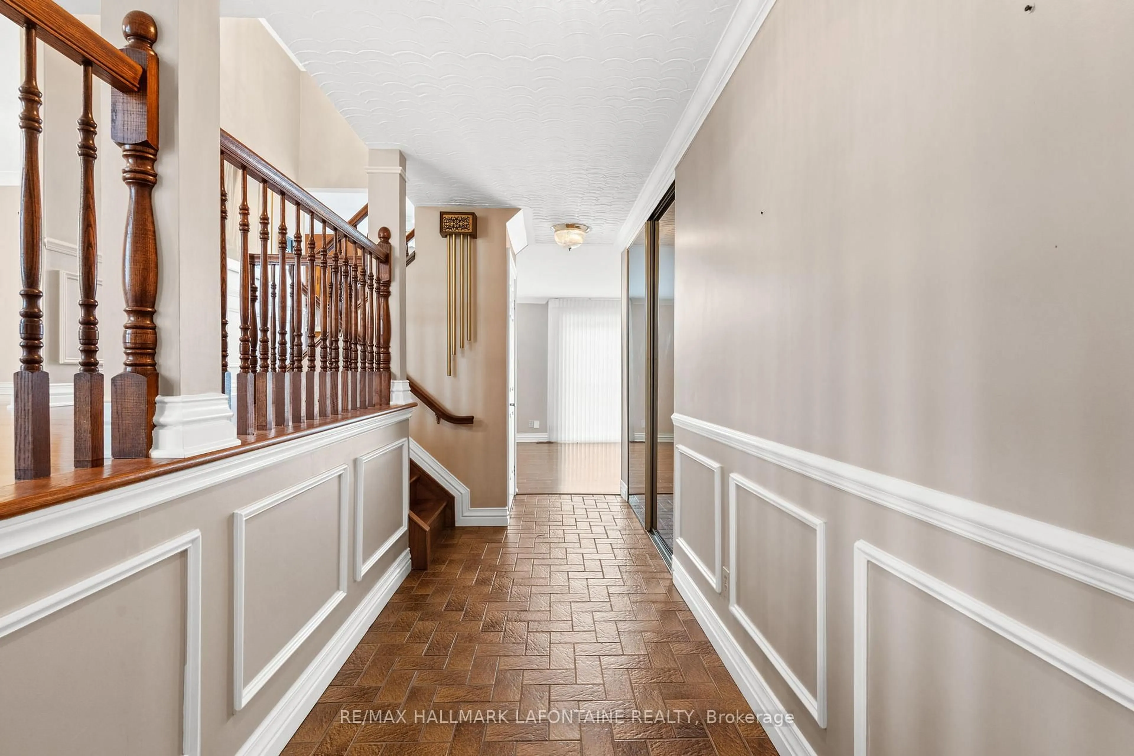 Indoor entryway for 6427 Russell Rd, Carlsbad Springs Ontario K4B 1P4