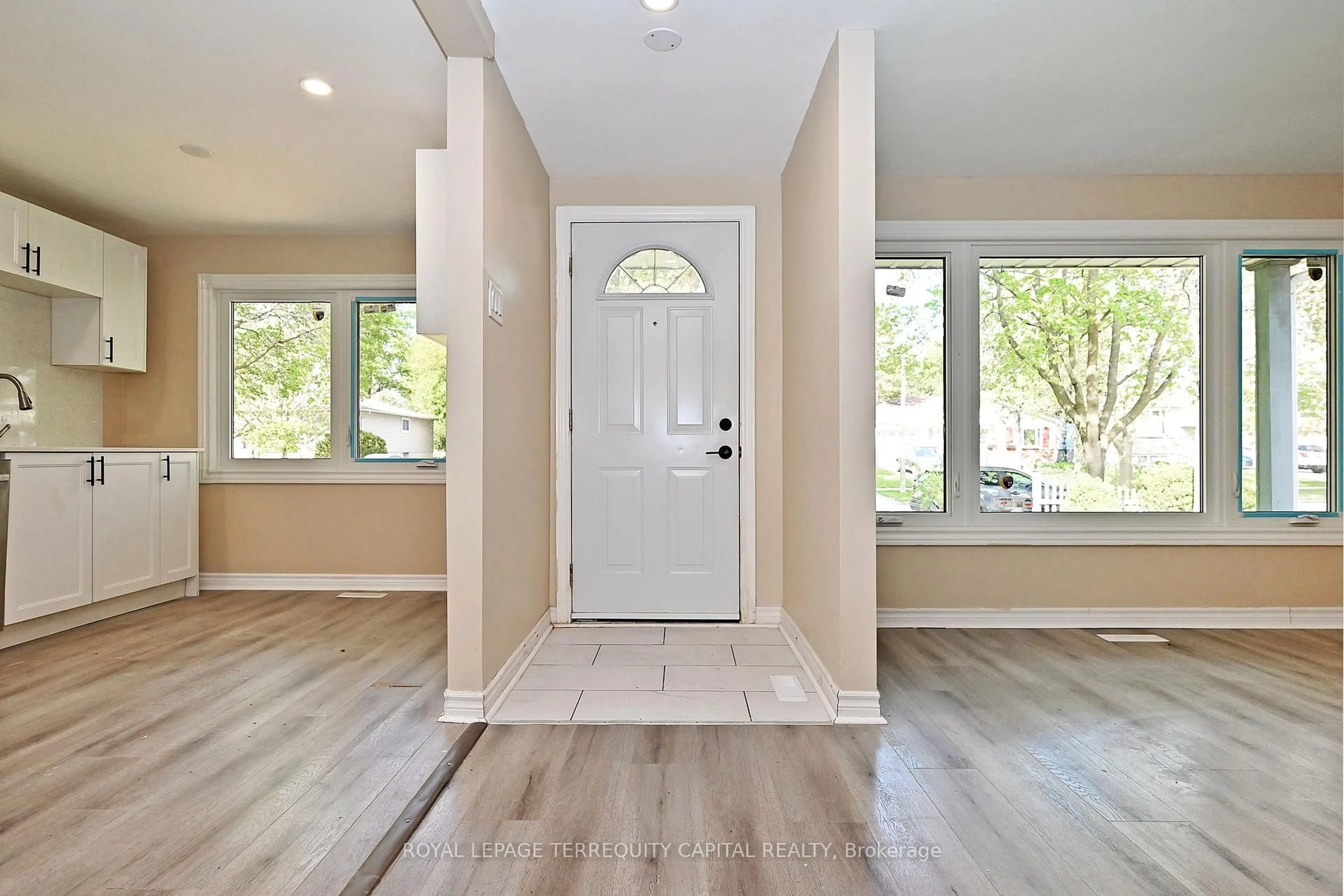 Indoor entryway for 73 Hickory Heights Cres, Kitchener Ontario N2N 1H3