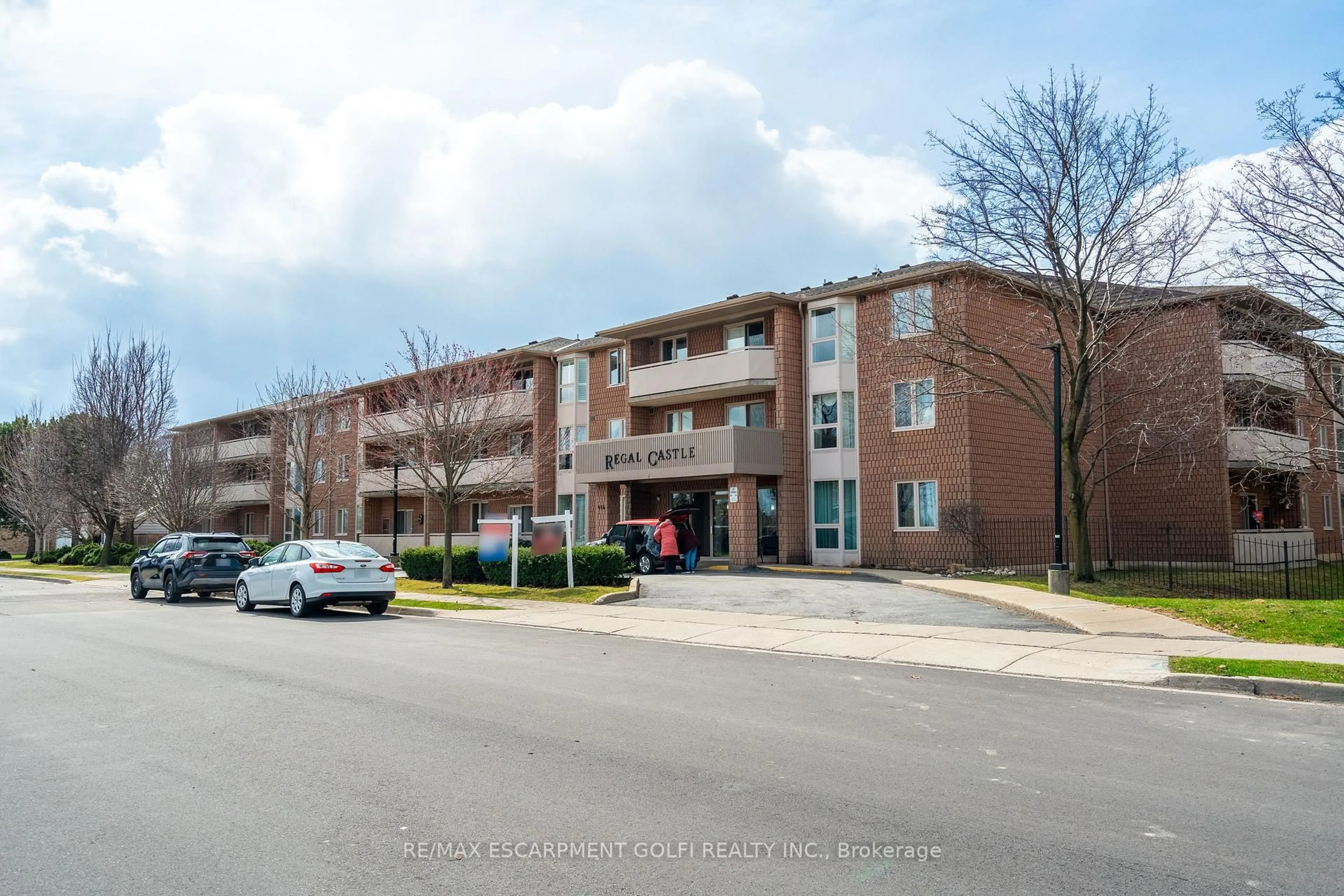 A pic from outside/outdoor area/front of a property/back of a property/a pic from drone, street for 416 Limeridge Rd #109, Hamilton Ontario L9A 2S7