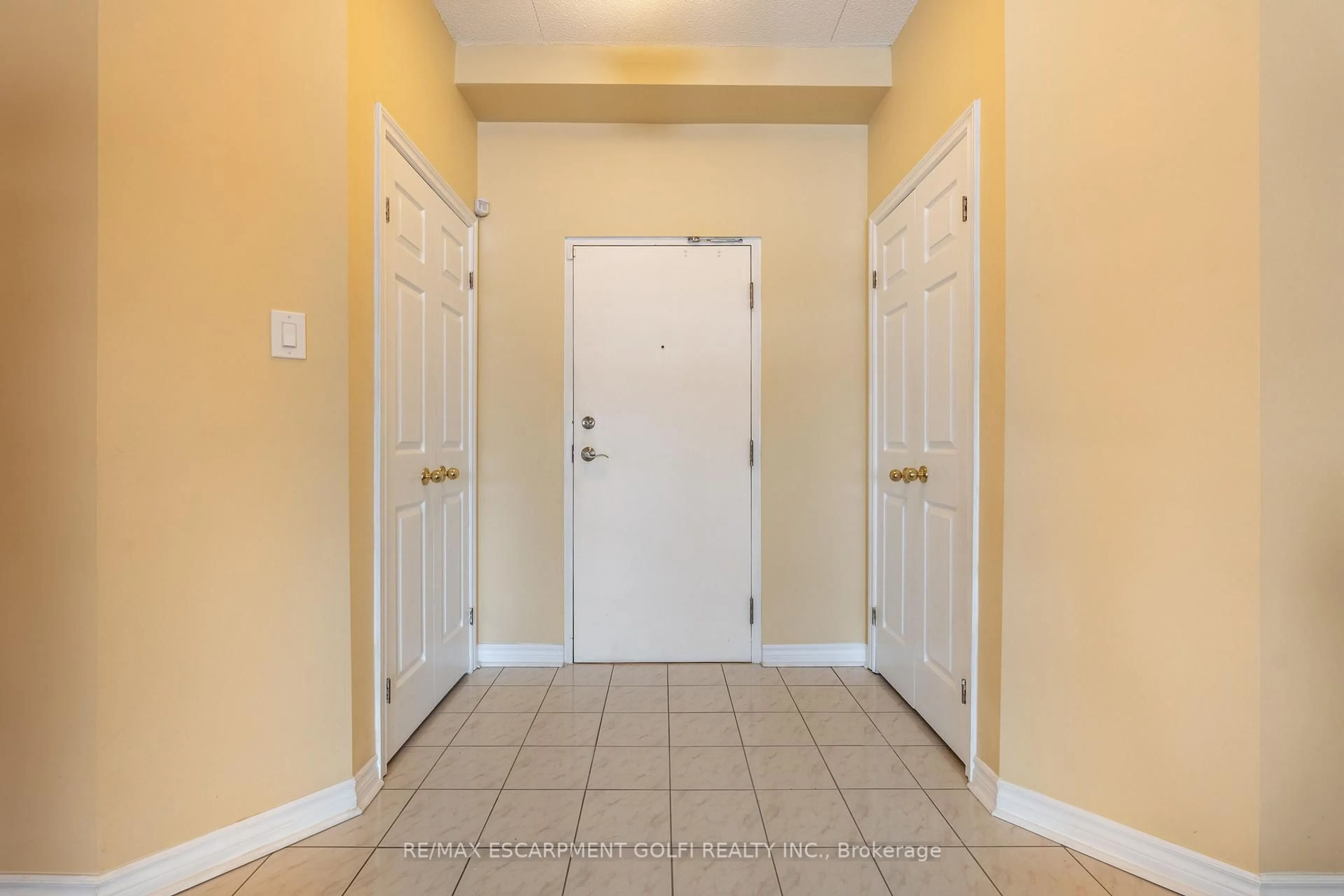 Indoor entryway for 416 Limeridge Rd #109, Hamilton Ontario L9A 2S7