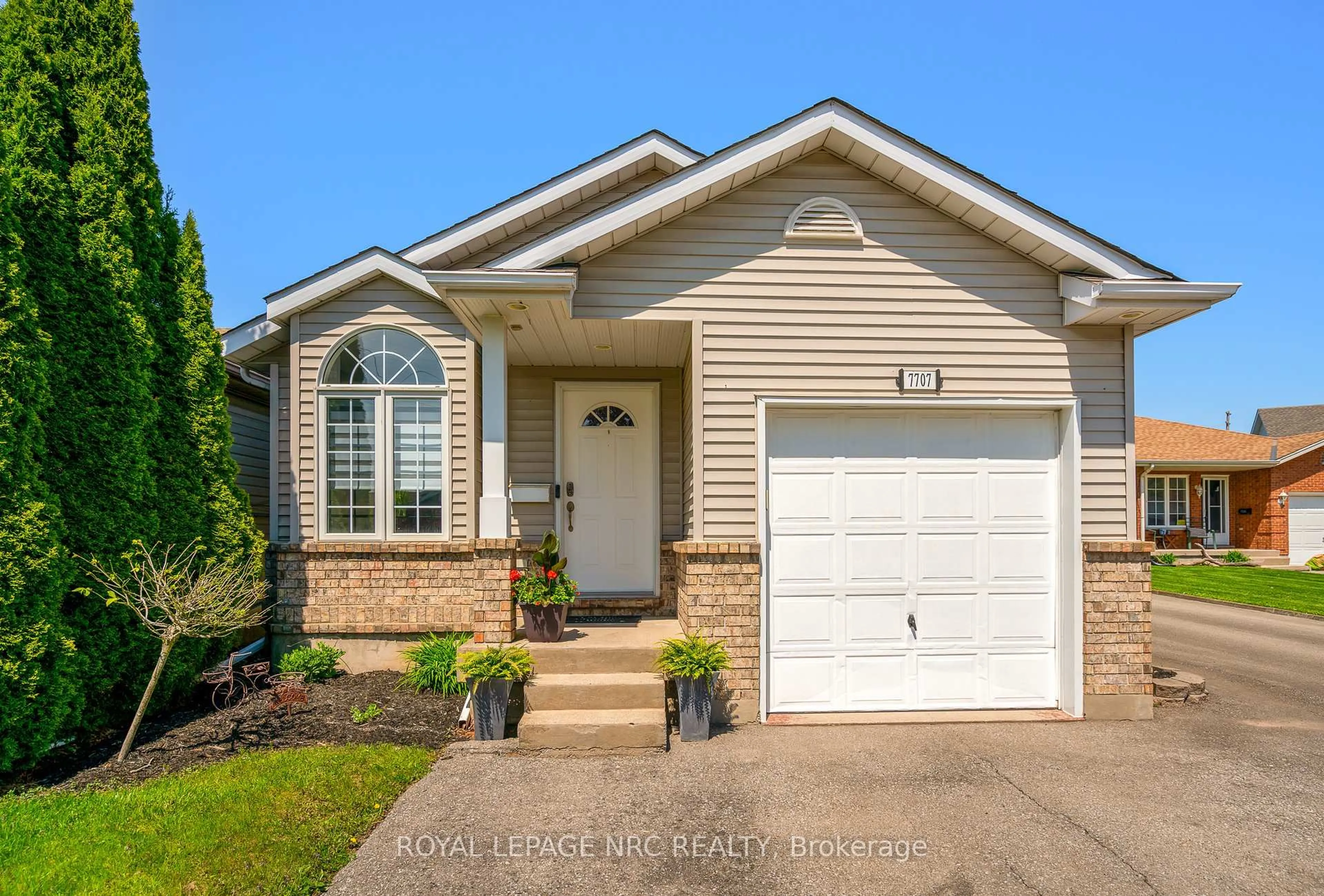 Home with vinyl exterior material, street for 7707 Cortina Cres, Niagara Falls Ontario L2H 3B4
