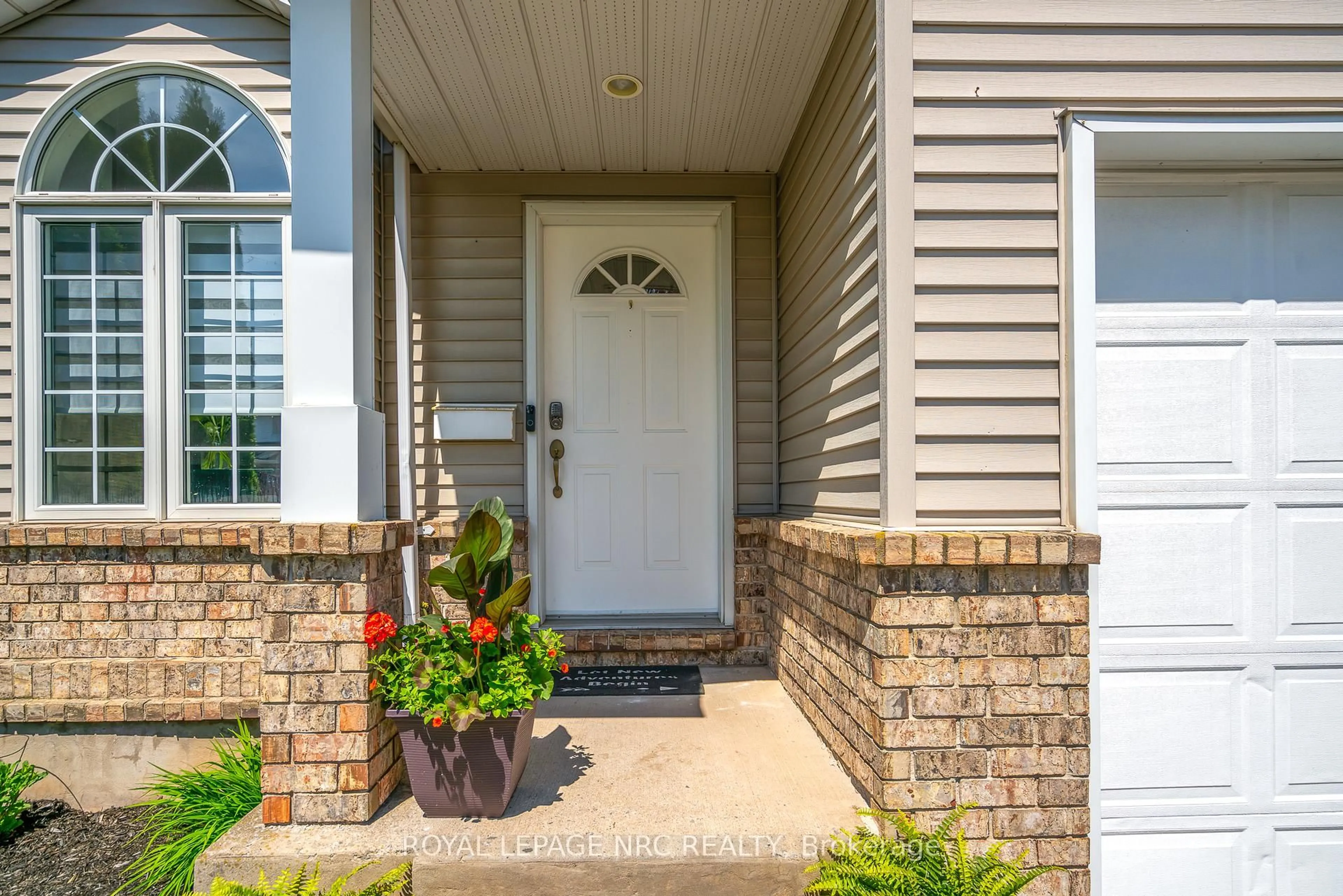 Indoor entryway for 7707 Cortina Cres, Niagara Falls Ontario L2H 3B4