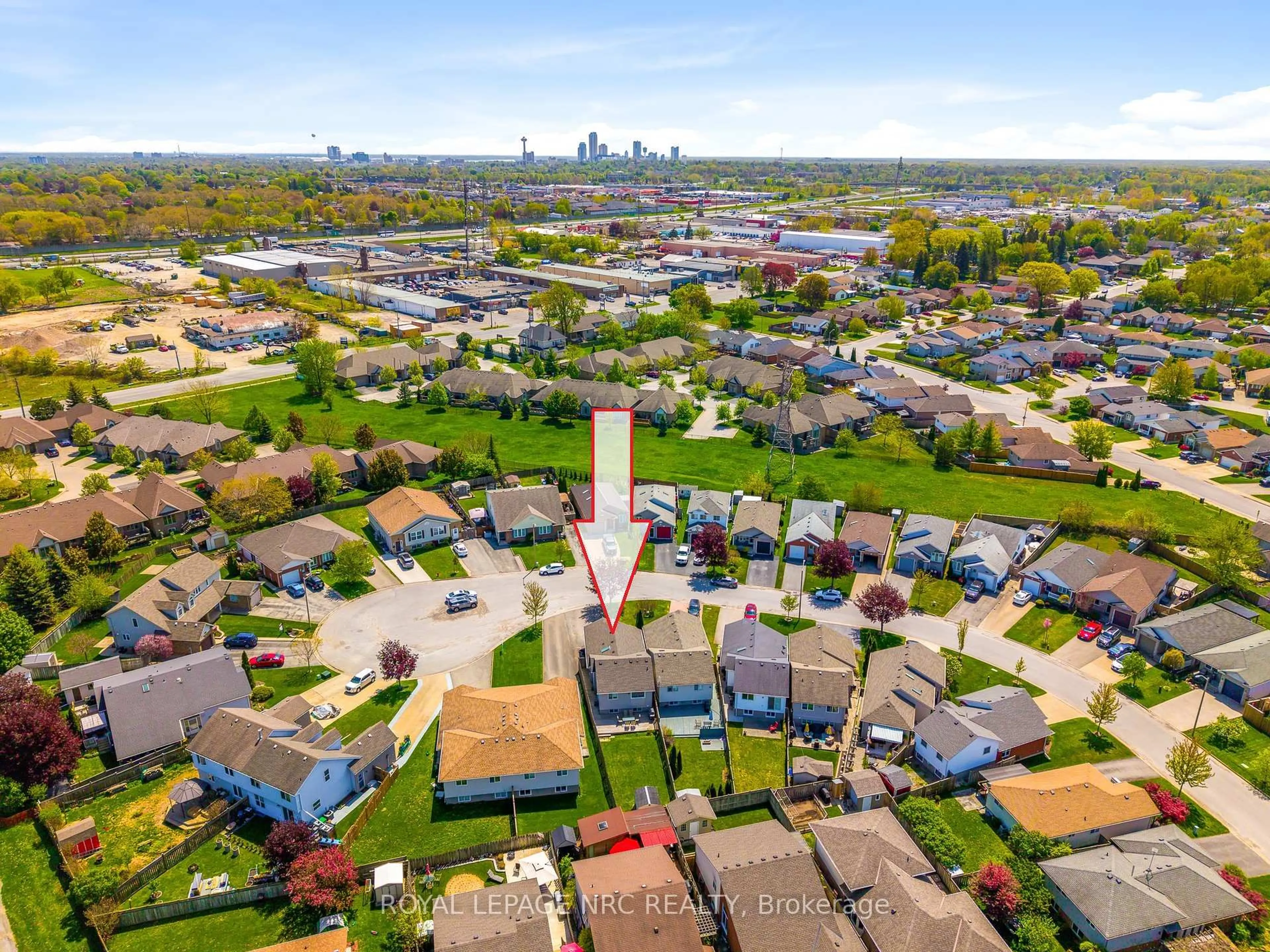 A pic from outside/outdoor area/front of a property/back of a property/a pic from drone, city buildings view from balcony for 7707 Cortina Cres, Niagara Falls Ontario L2H 3B4