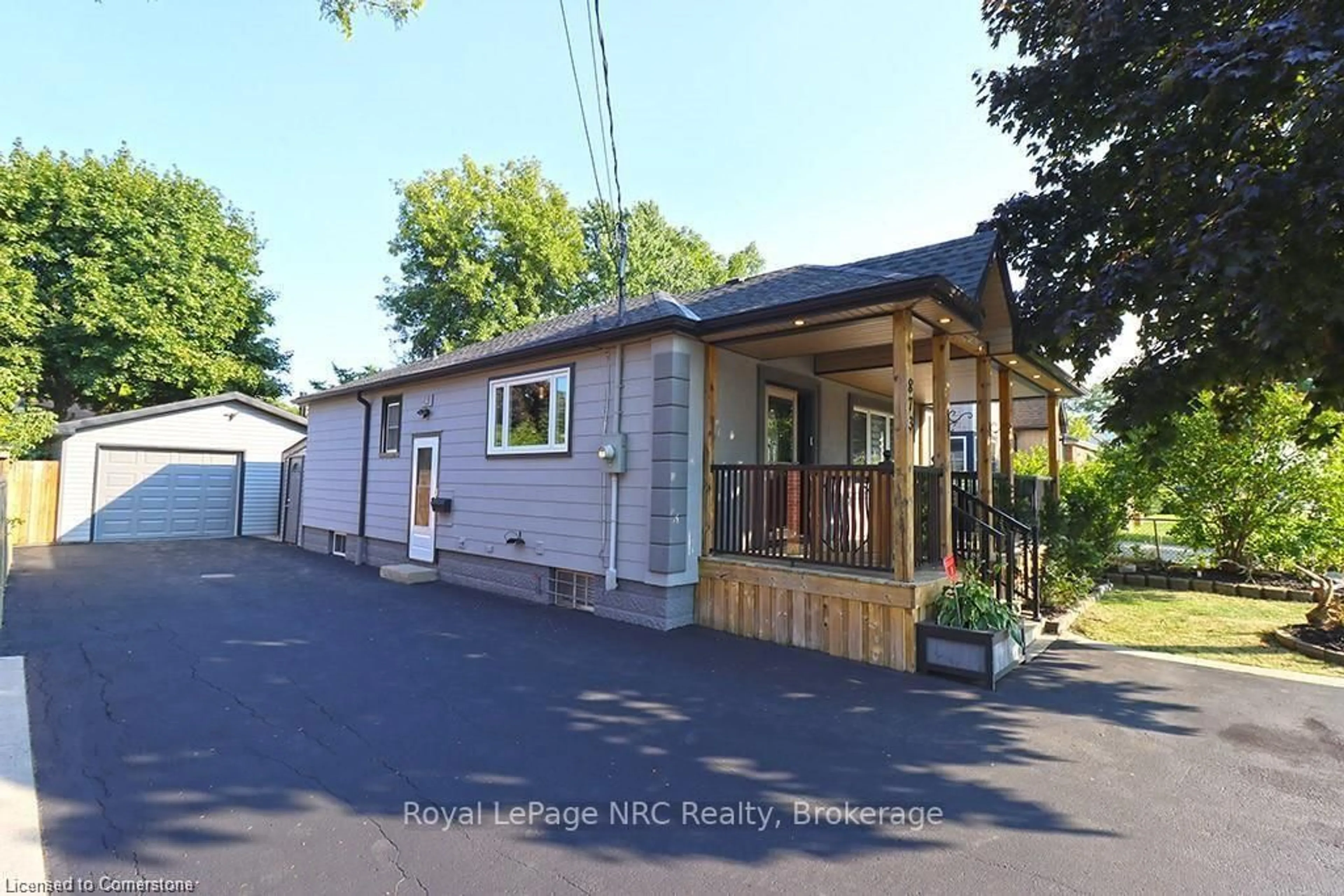 Patio, street for 873 Upper Wellington St, Hamilton Ontario L9A 3R8