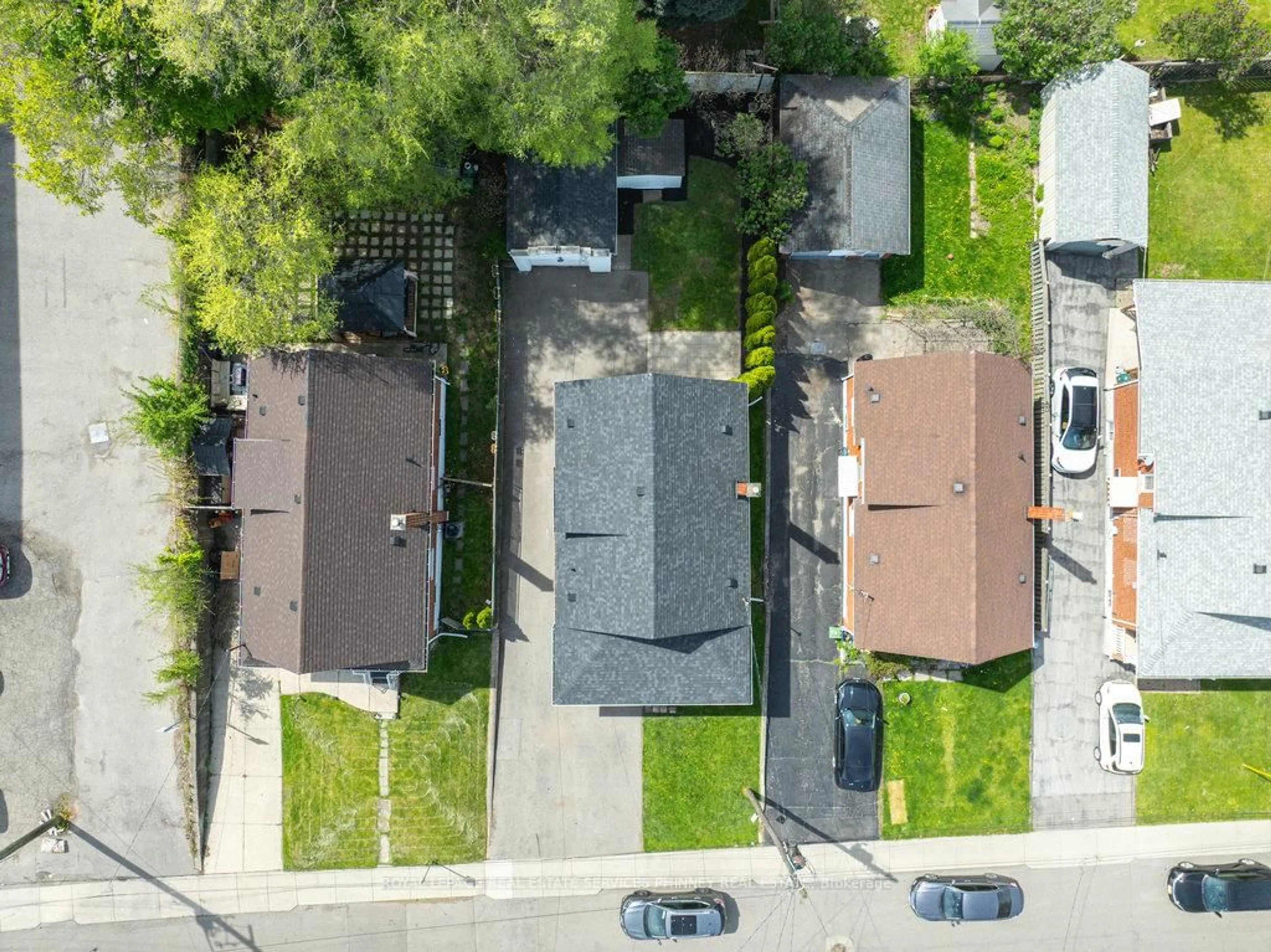 A pic from outside/outdoor area/front of a property/back of a property/a pic from drone, street for 256 Walter Ave, Hamilton Ontario L8K 3L4