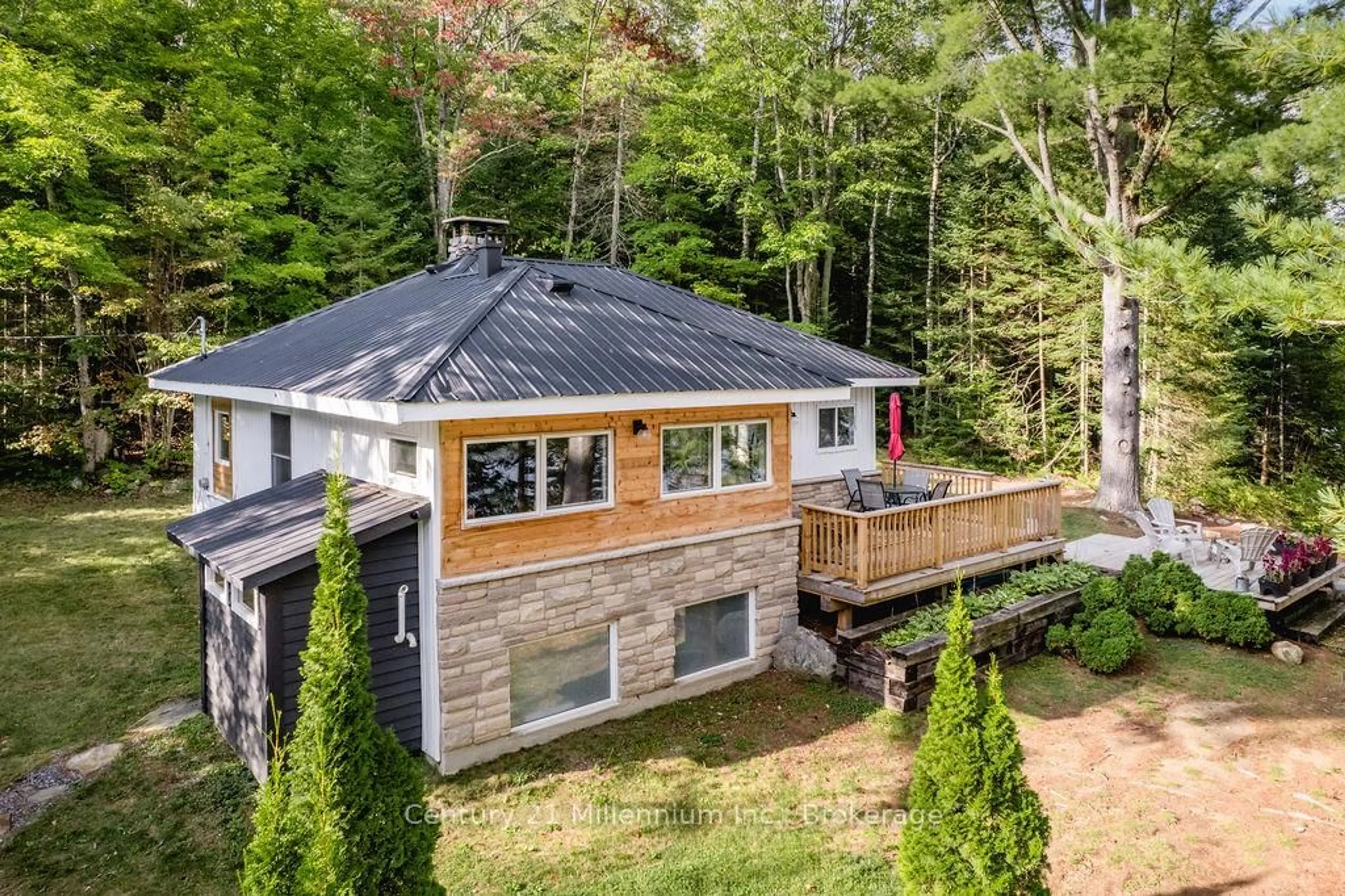 A pic from outside/outdoor area/front of a property/back of a property/a pic from drone, unknown for 1046 Pine Lake Shores Private, Bracebridge Ontario P0B 1A0