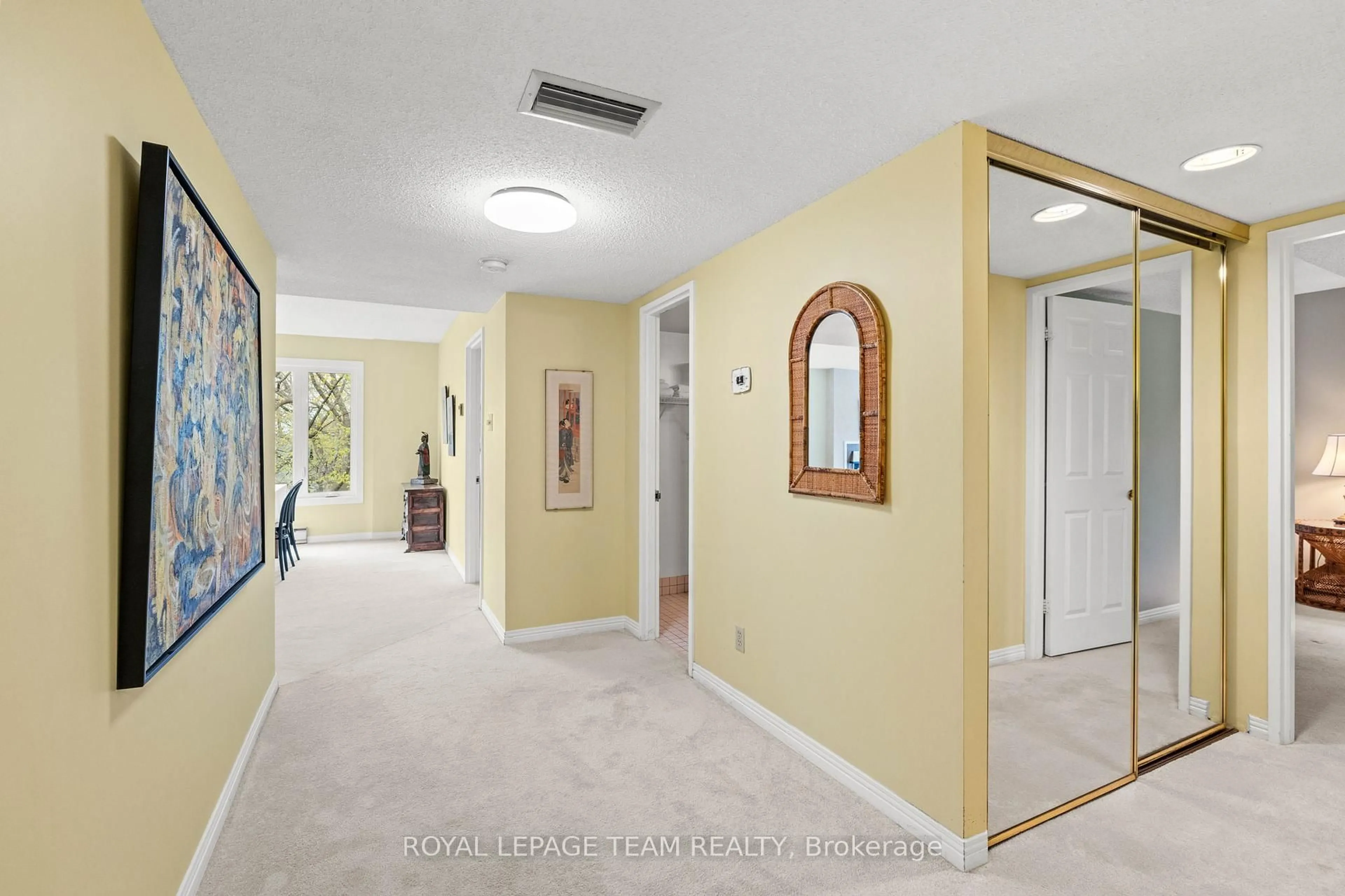 Indoor foyer for 253 Botanica Private #11, Ottawa Ontario K1Y 4P8