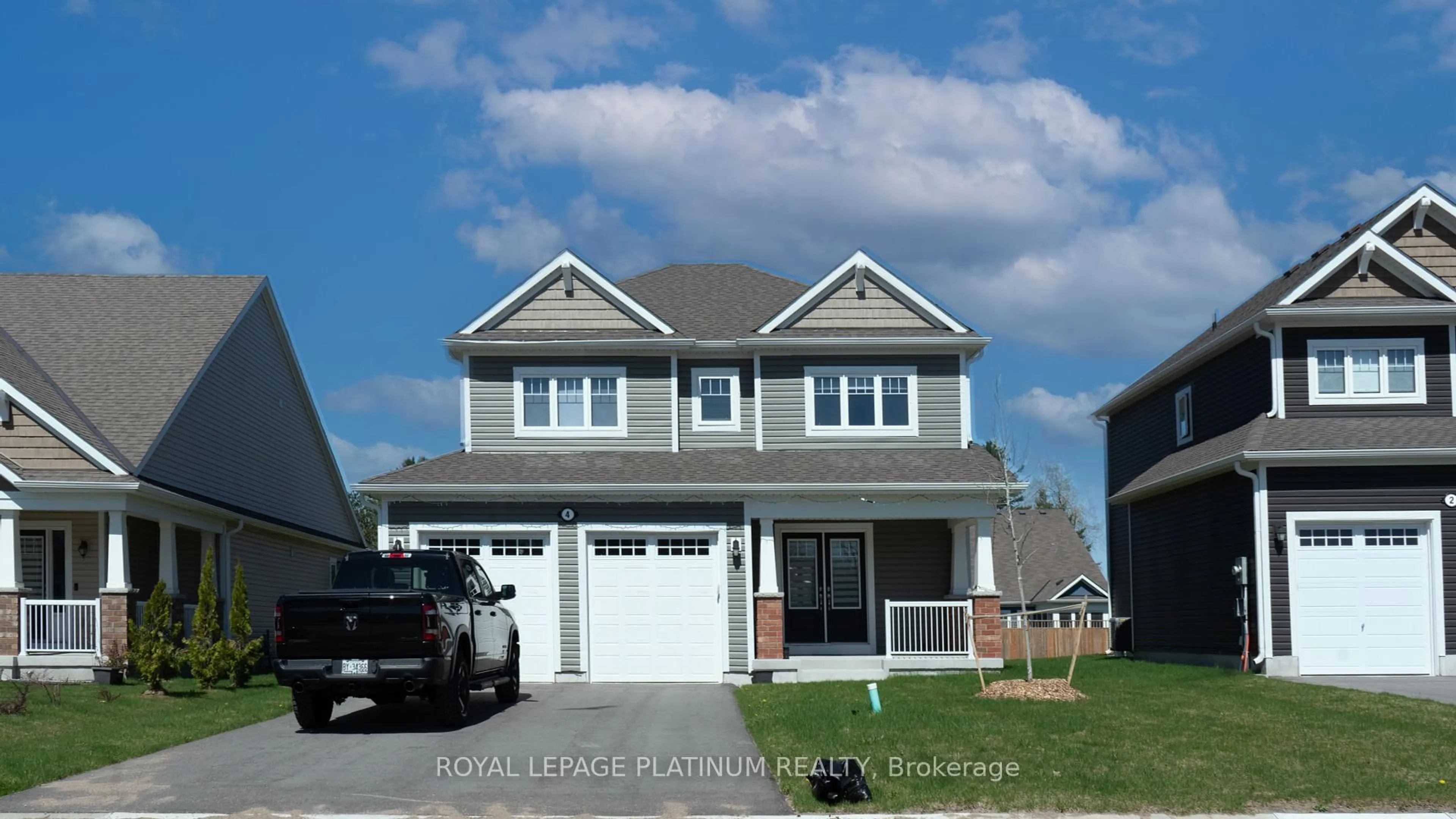 Home with vinyl exterior material, street for 4 Stother Cres, Bracebridge Ontario P1L 0A3