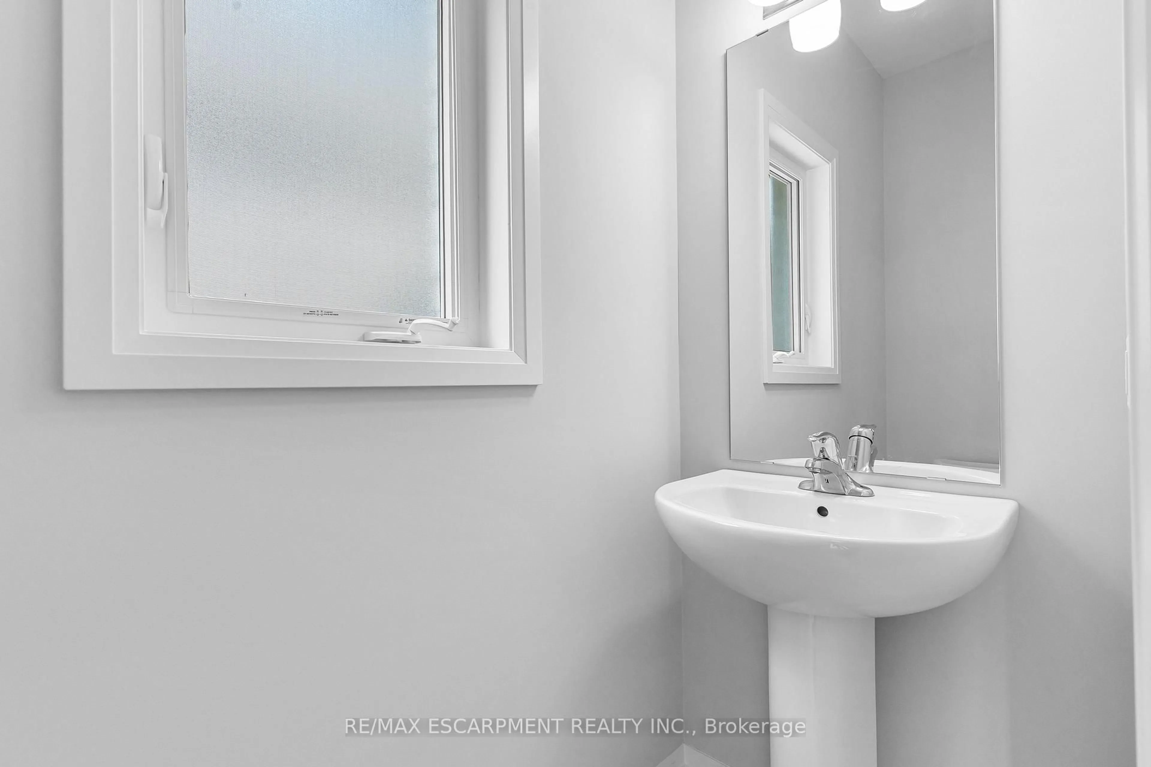 Standard bathroom, ceramic/tile floor for 65 Willson Dr, Thorold Ontario L2V 0G7