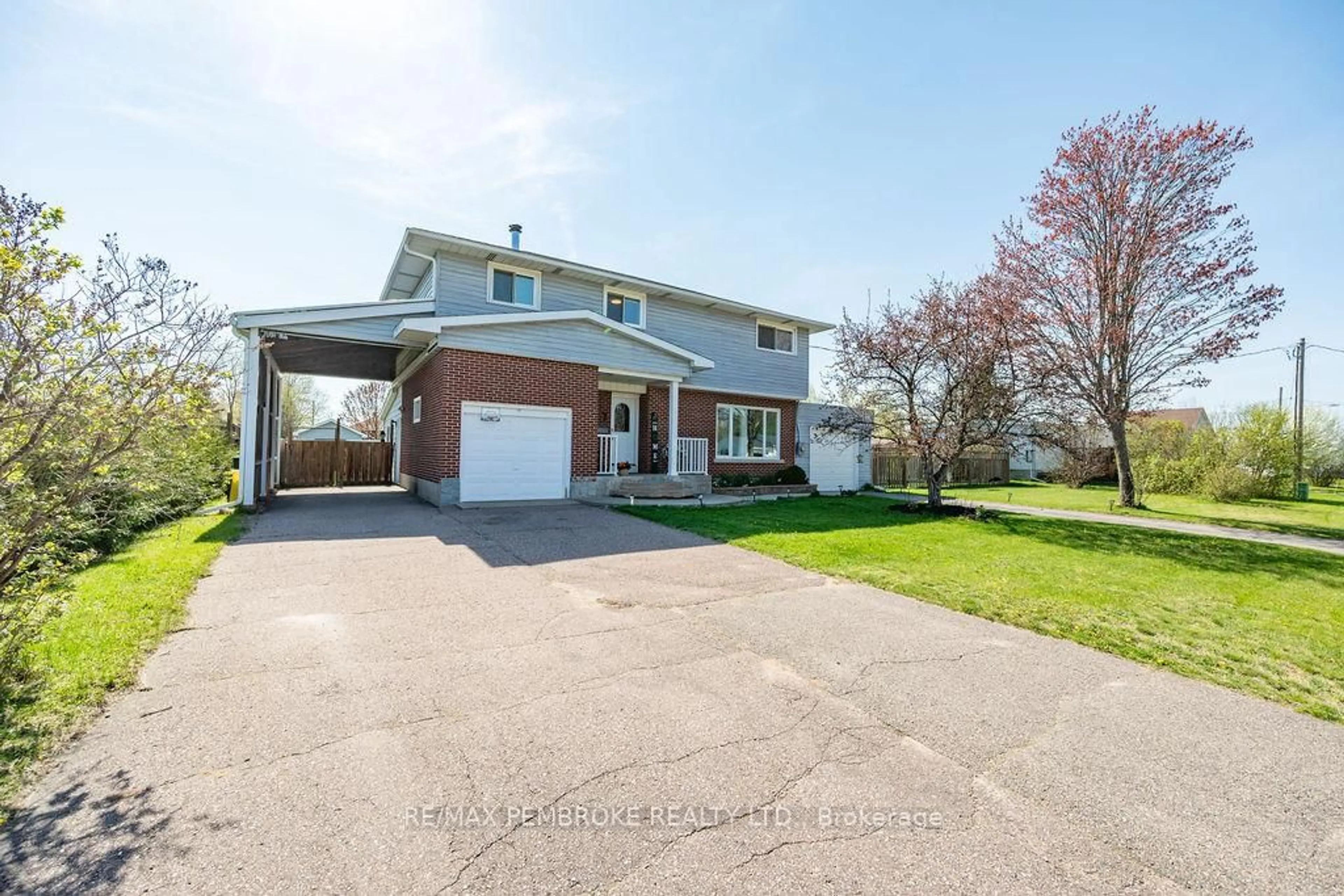A pic from outside/outdoor area/front of a property/back of a property/a pic from drone, street for 7 Violet St, Petawawa Ontario K8H 2C2