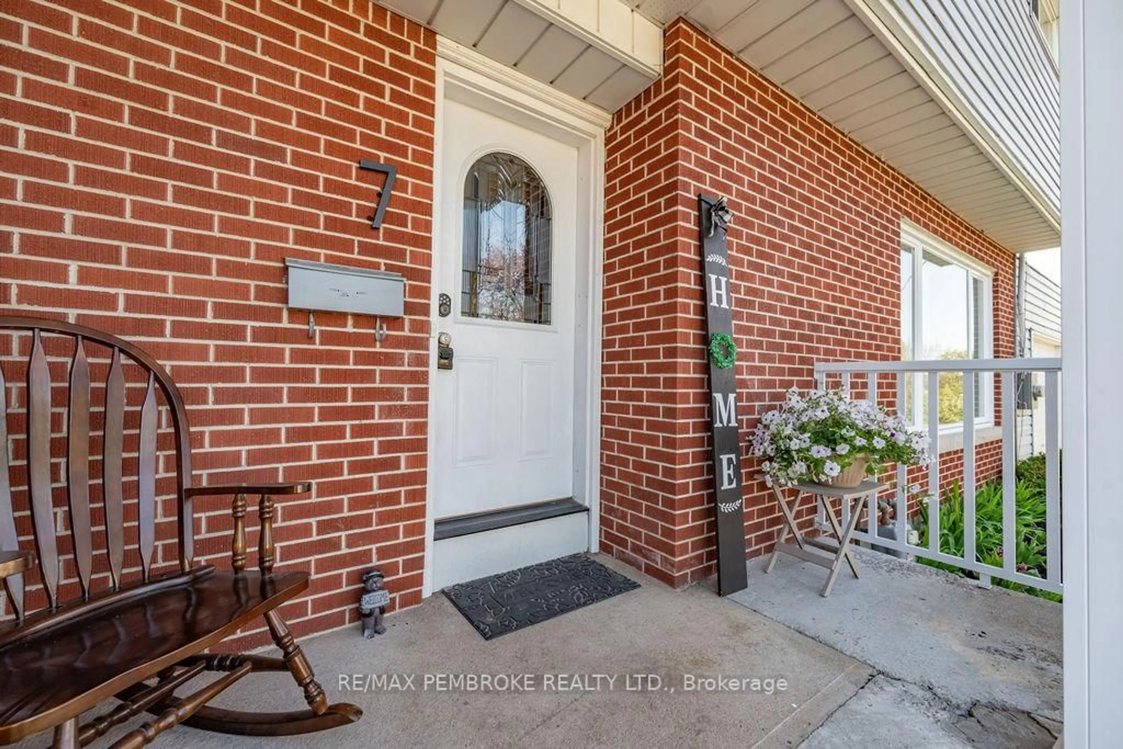 Indoor entryway for 7 Violet St, Petawawa Ontario K8H 2C2