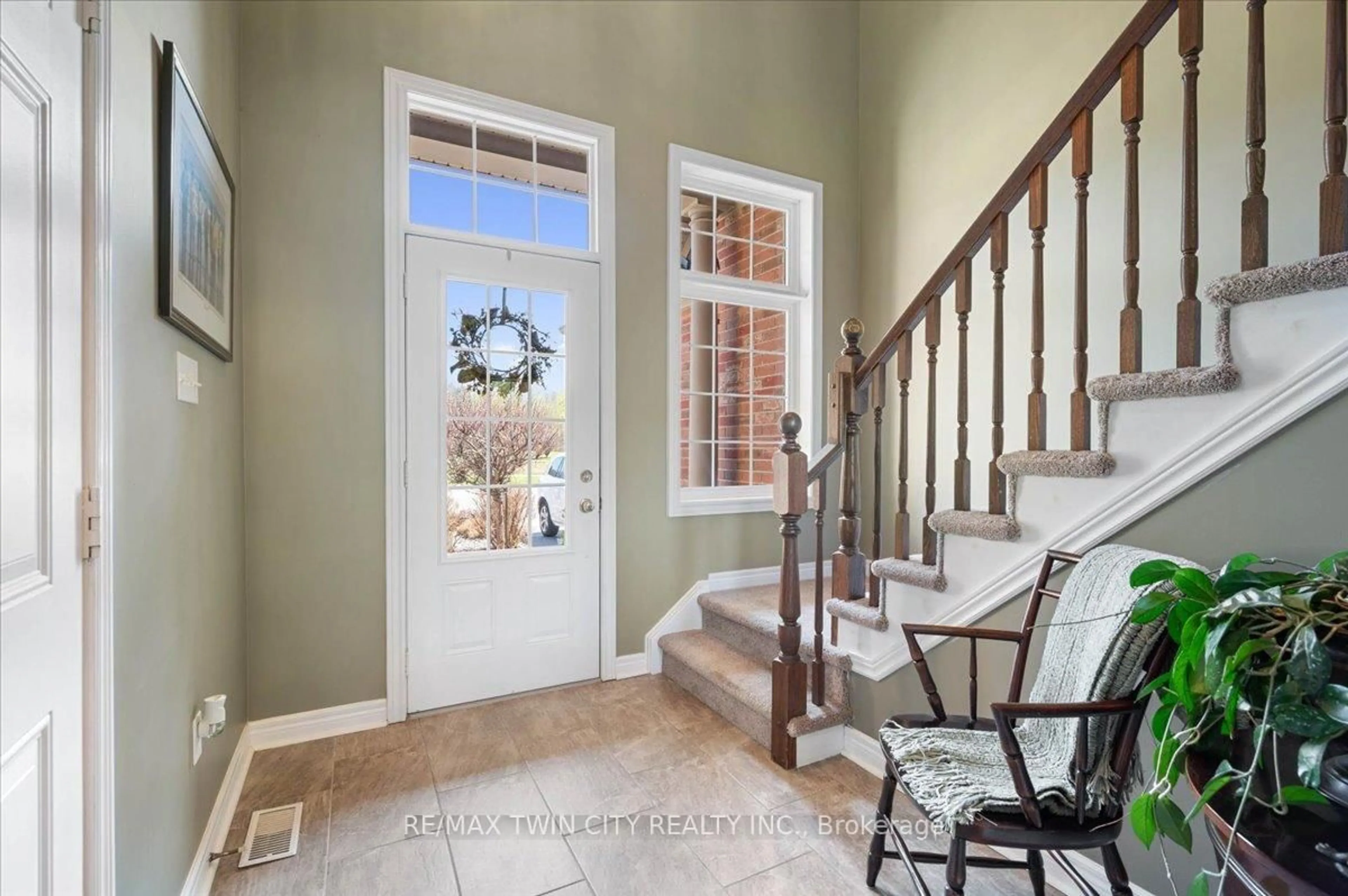 Indoor entryway for 285 Doon South Dr, Kitchener Ontario N2P 2X1