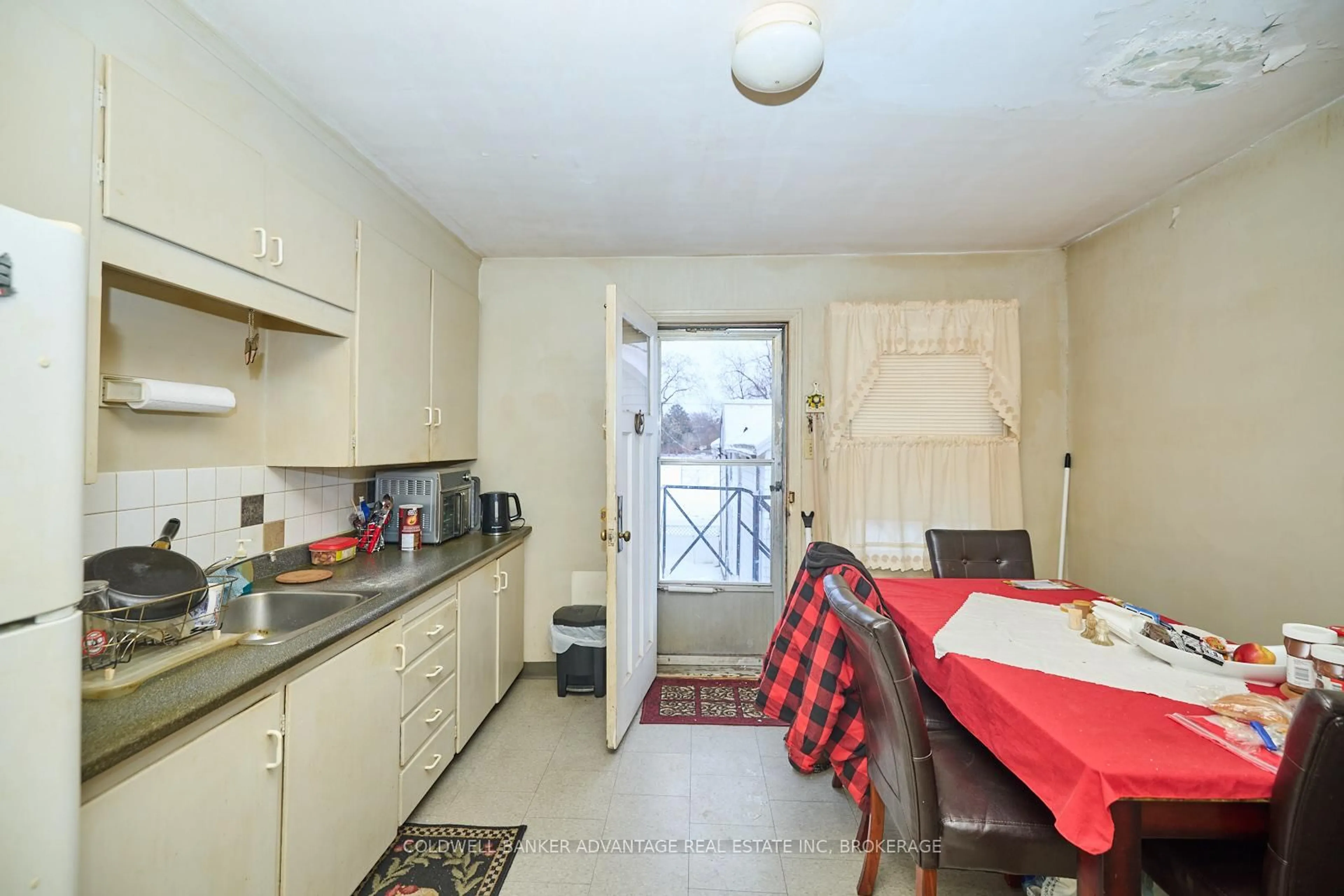 Standard kitchen, unknown for 175 Pleasant Ave, St. Catharines Ontario L2R 1Y6