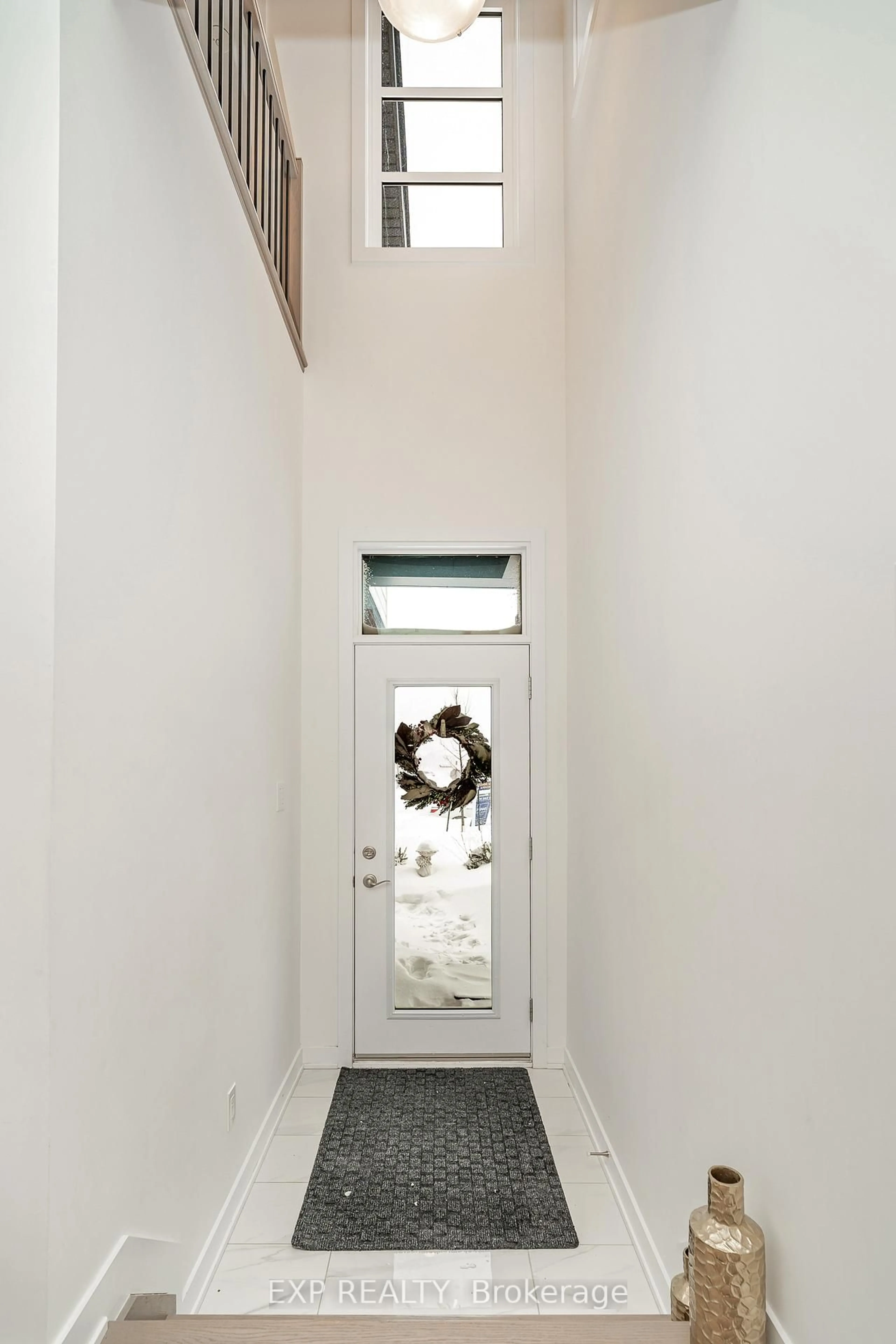Indoor entryway for 561 Paakanaak Ave, Gloucester Ontario K1X 0H3
