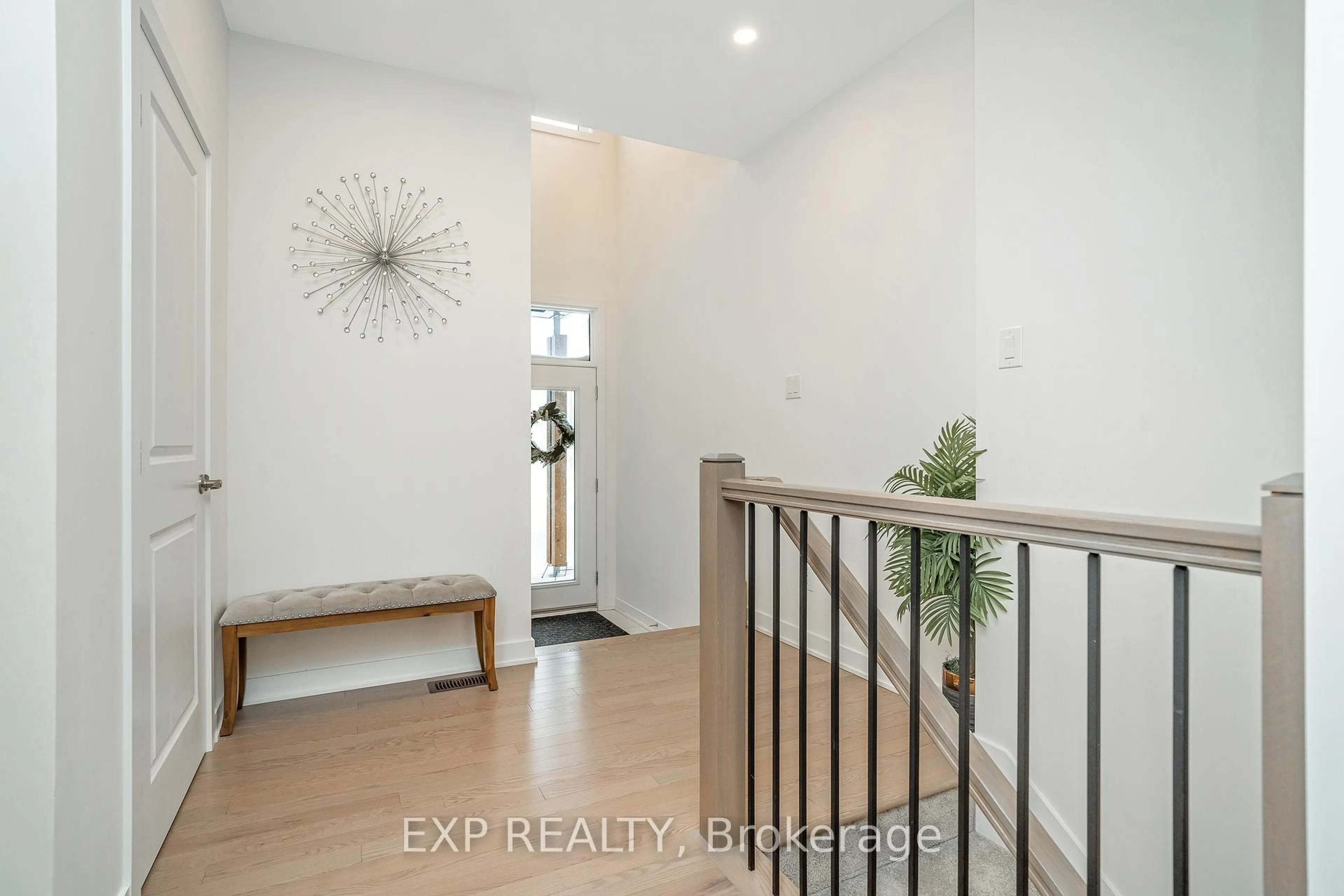Indoor entryway for 561 Paakanaak Ave, Gloucester Ontario K1X 0H3
