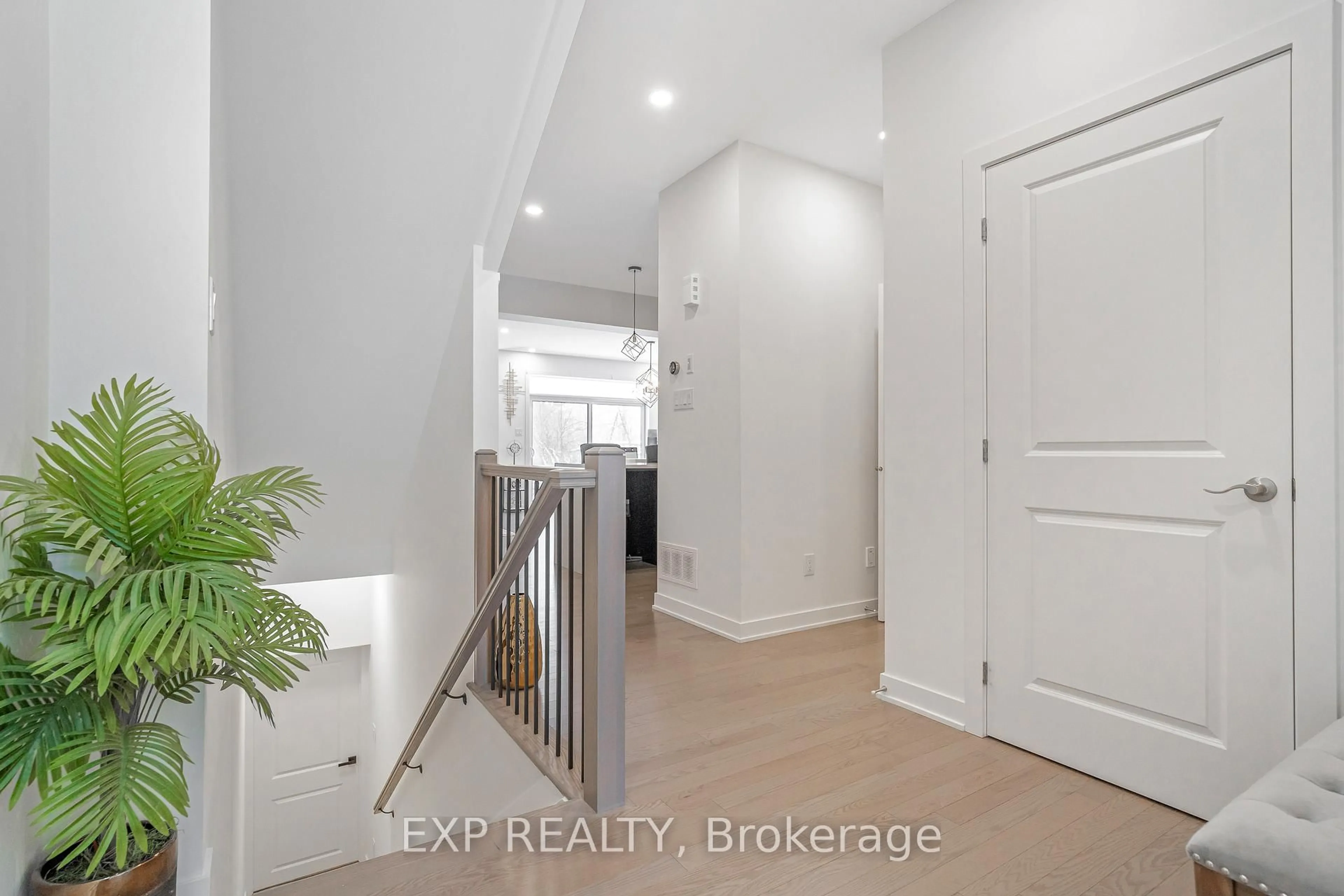 Indoor entryway for 561 Paakanaak Ave, Gloucester Ontario K1X 0H3