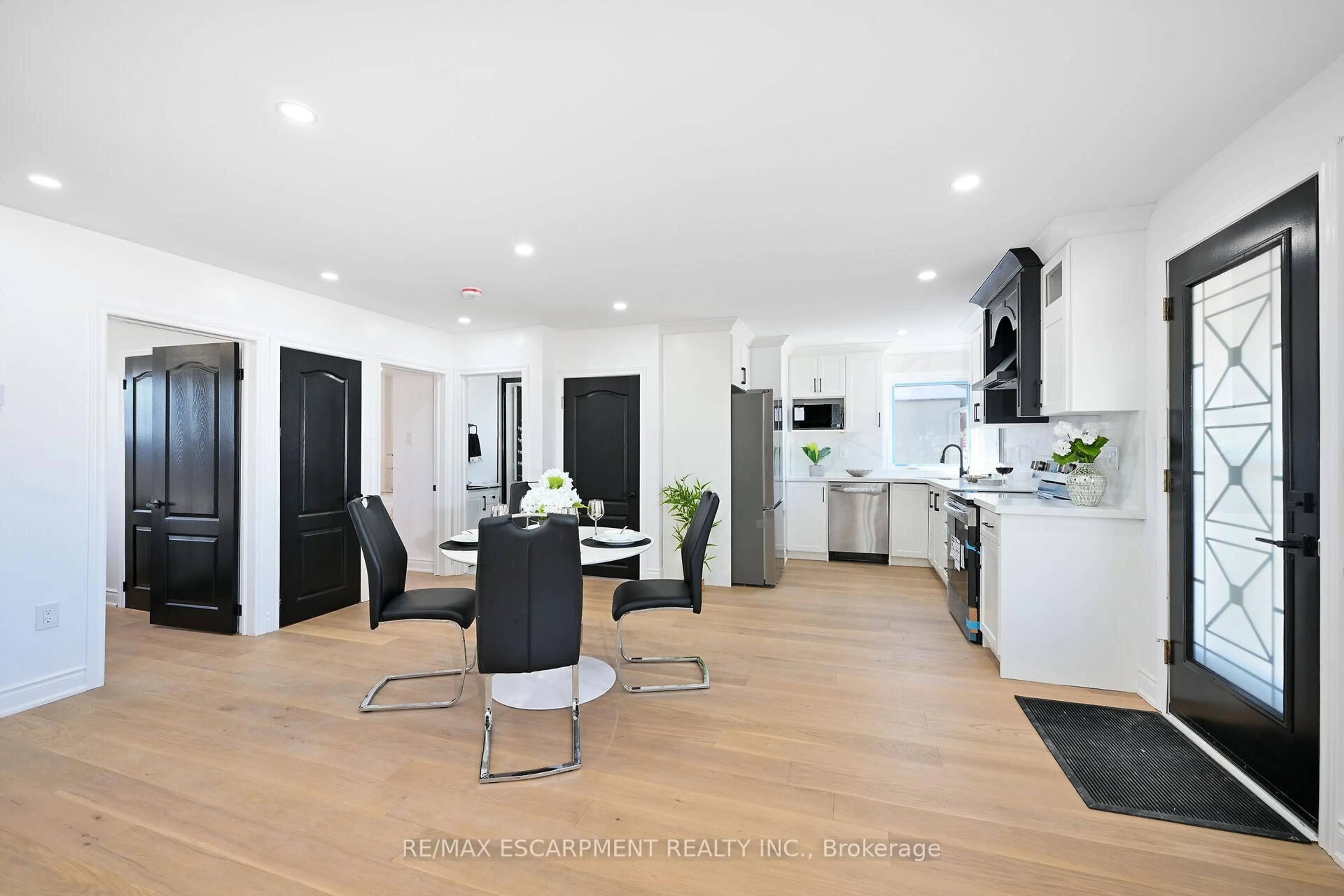 Contemporary kitchen, wood/laminate floor for 812 Tenth Ave, Hamilton Ontario L8T 2G6