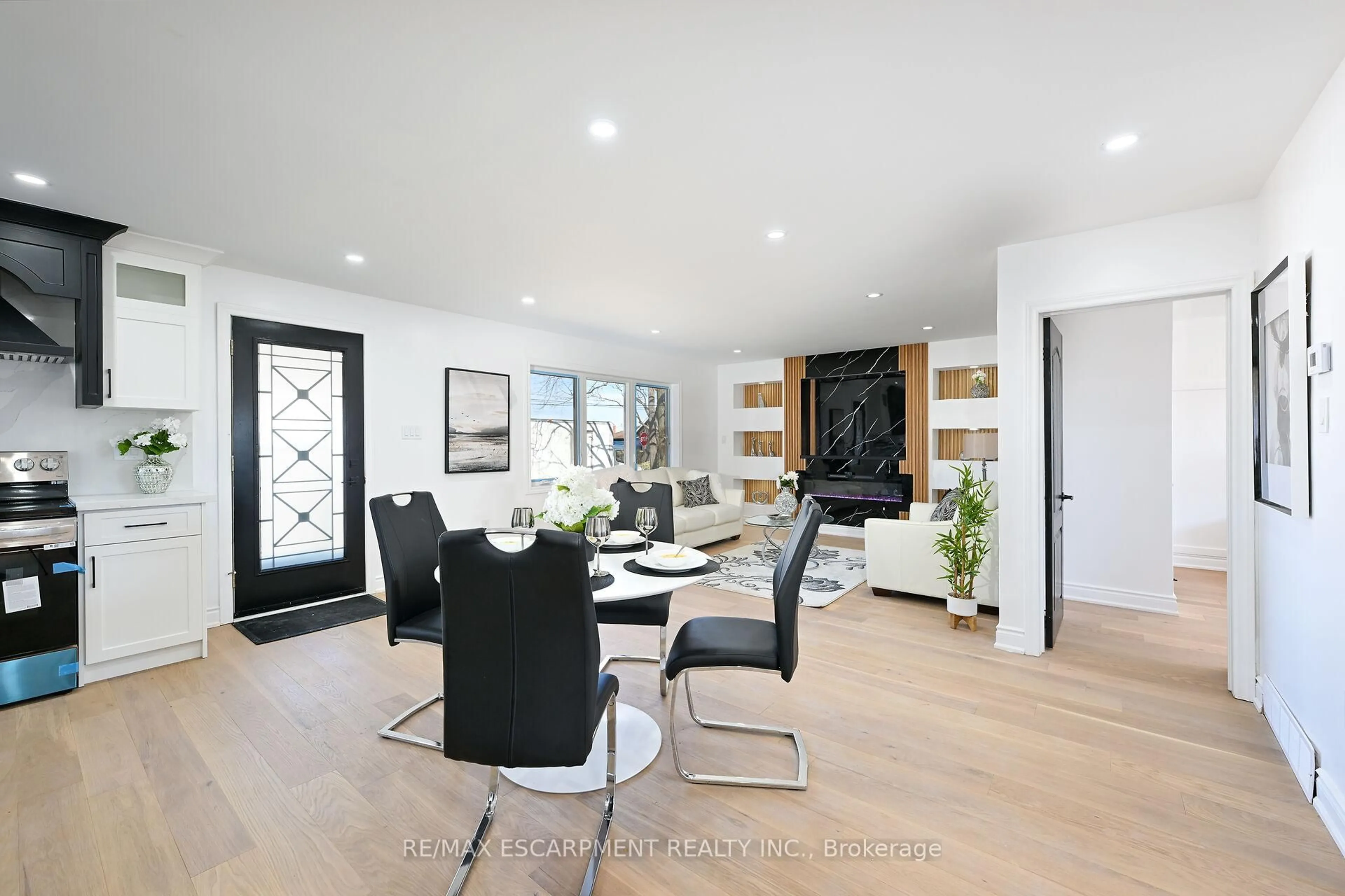 Dining room, wood/laminate floor for 812 Tenth Ave, Hamilton Ontario L8T 2G6