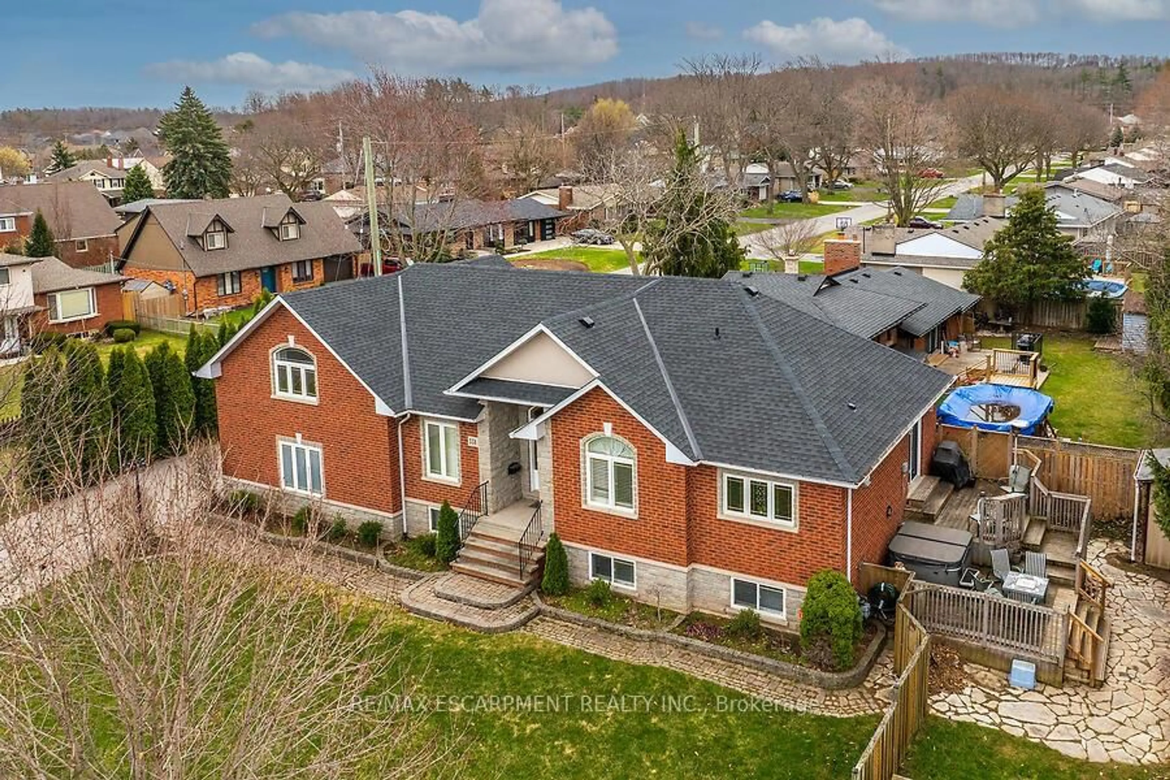A pic from outside/outdoor area/front of a property/back of a property/a pic from drone, unknown for 338 CENTRAL Ave, Grimsby Ontario L3M 4W7