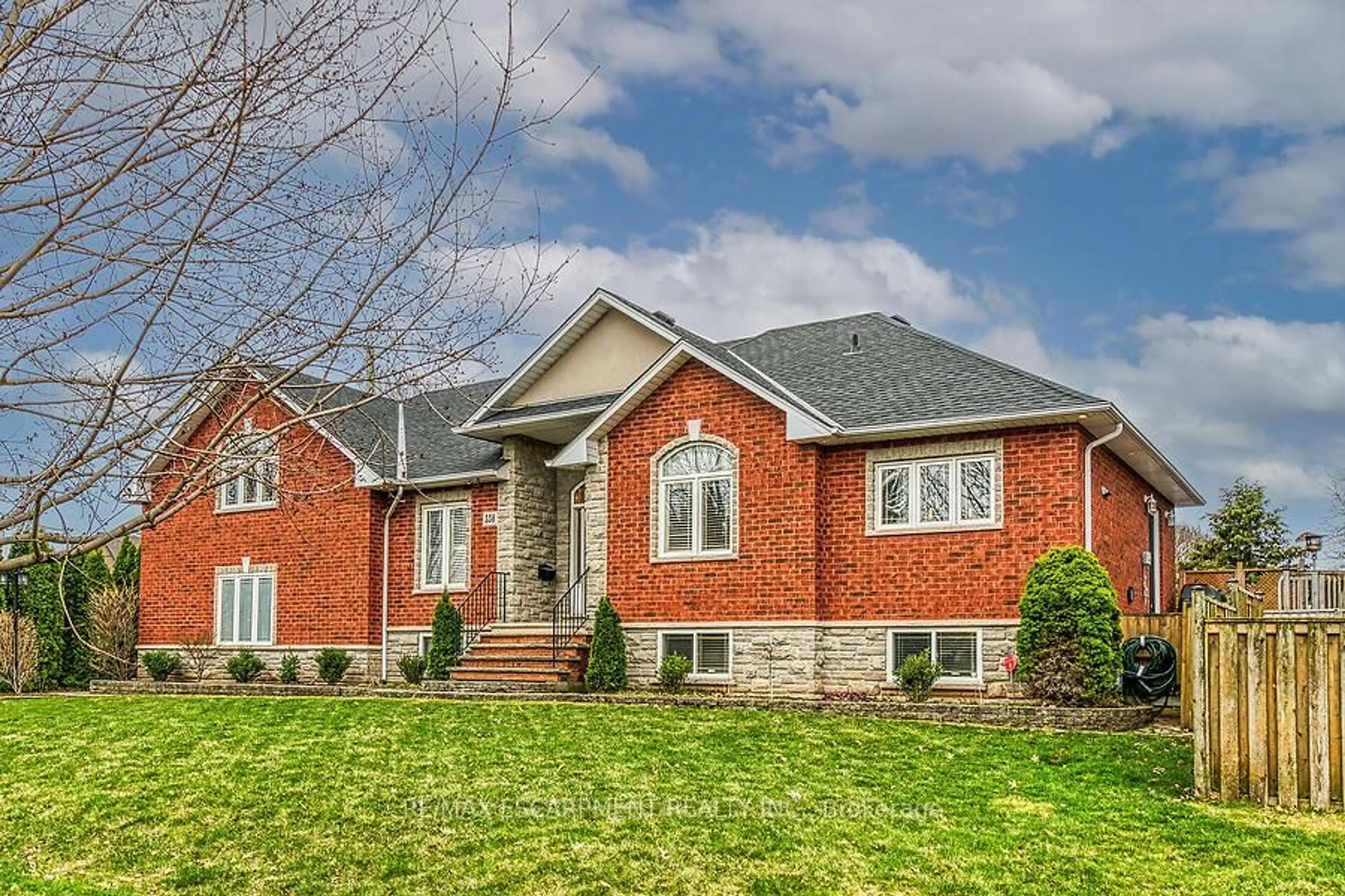 Home with brick exterior material, street for 338 CENTRAL Ave, Grimsby Ontario L3M 4W7