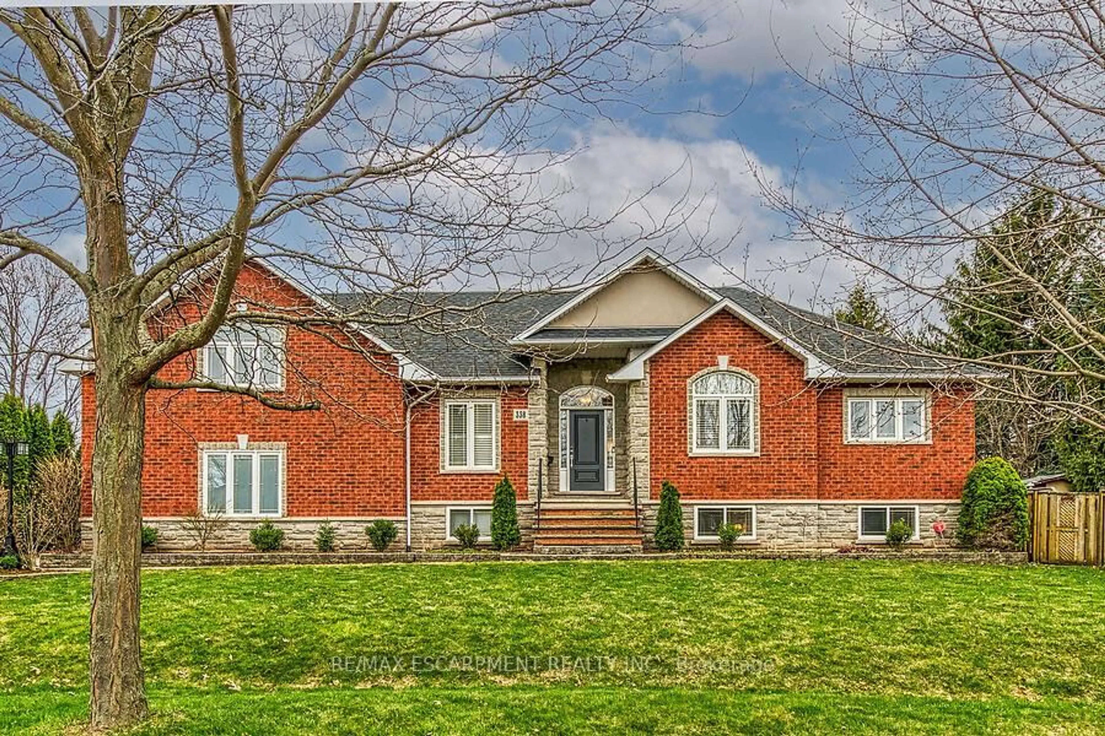 Home with brick exterior material, street for 338 CENTRAL Ave, Grimsby Ontario L3M 4W7