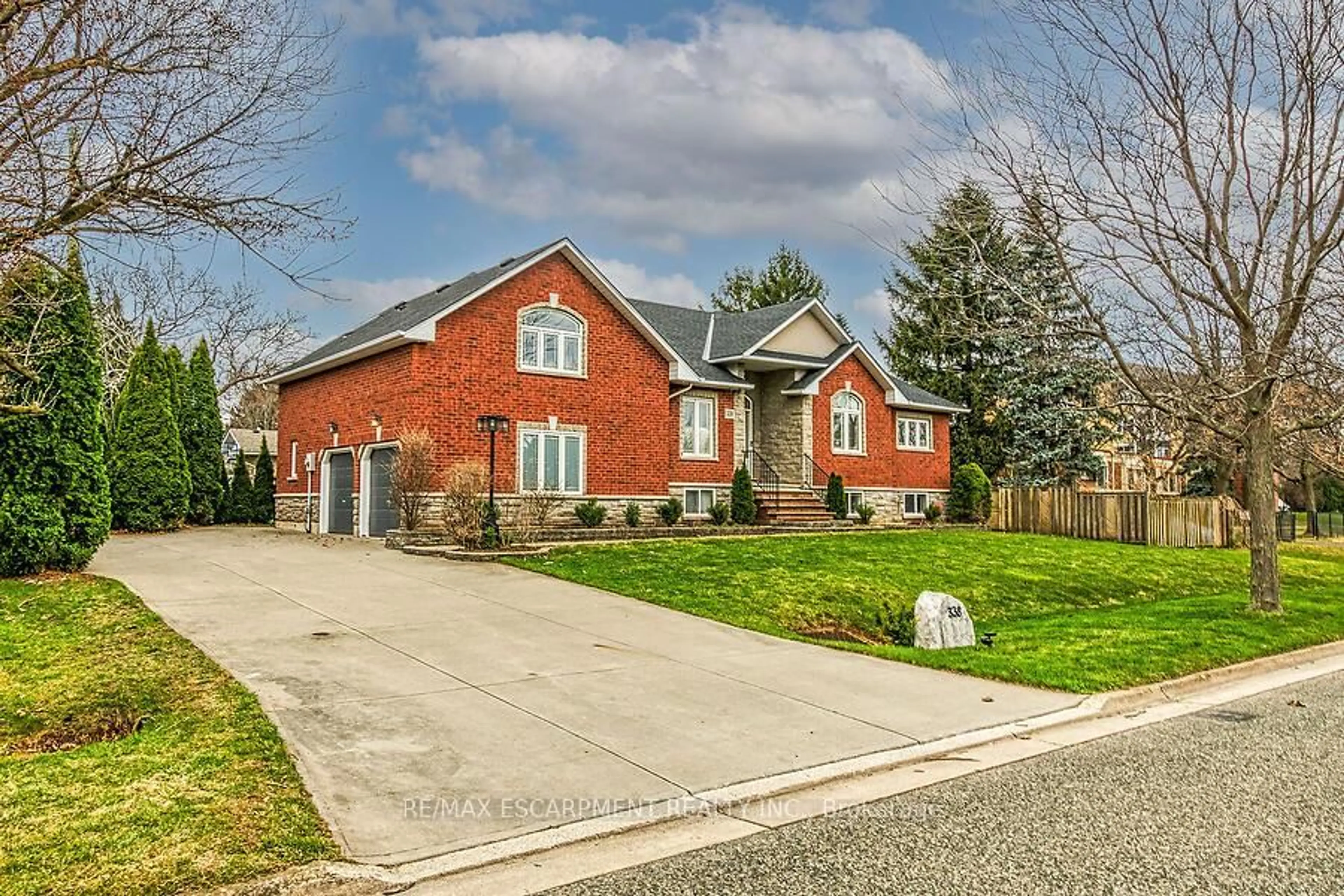 Home with brick exterior material, street for 338 CENTRAL Ave, Grimsby Ontario L3M 4W7