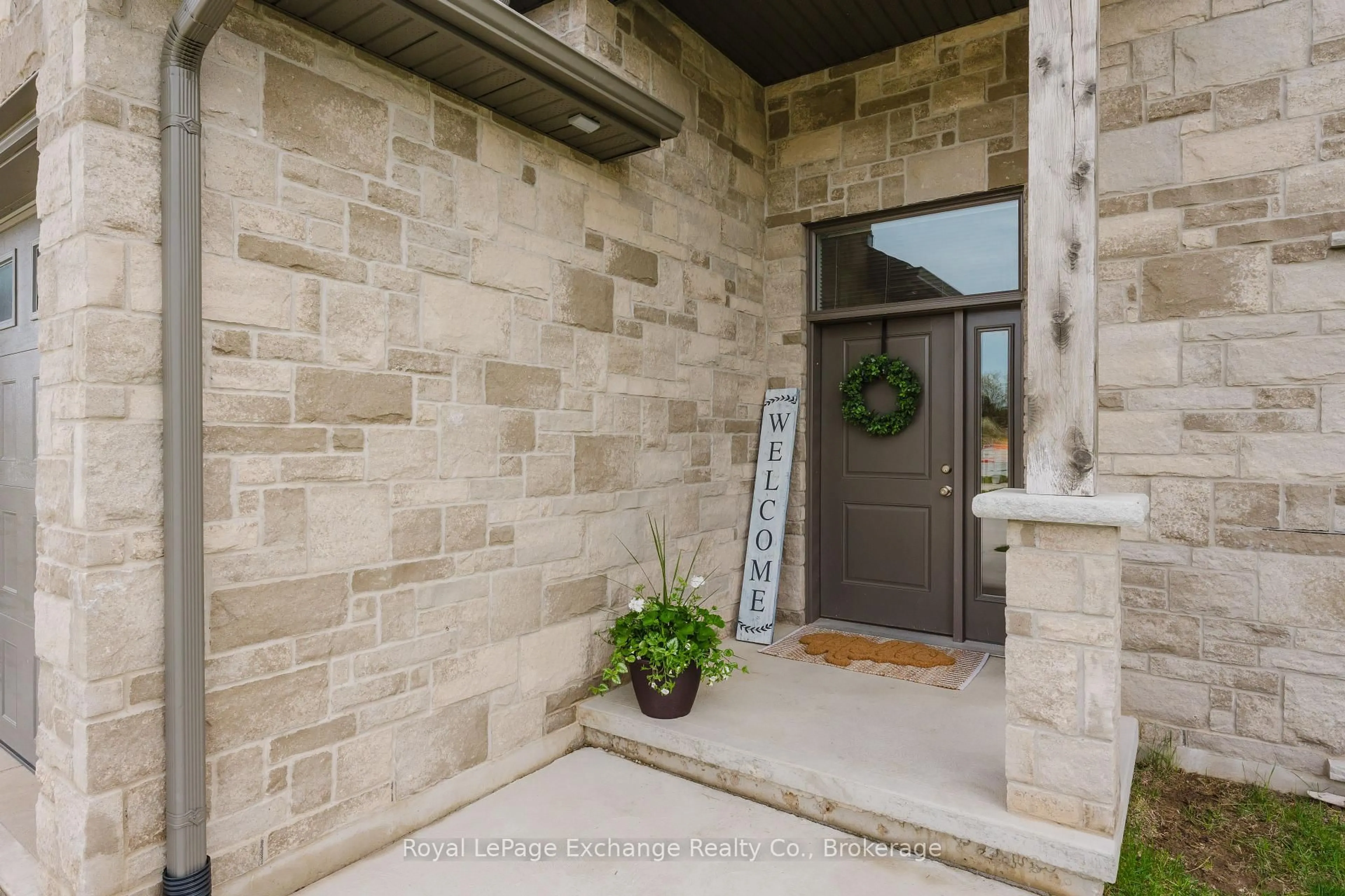 Indoor entryway for 399 Ridge St, Saugeen Shores Ontario N0H 2C3