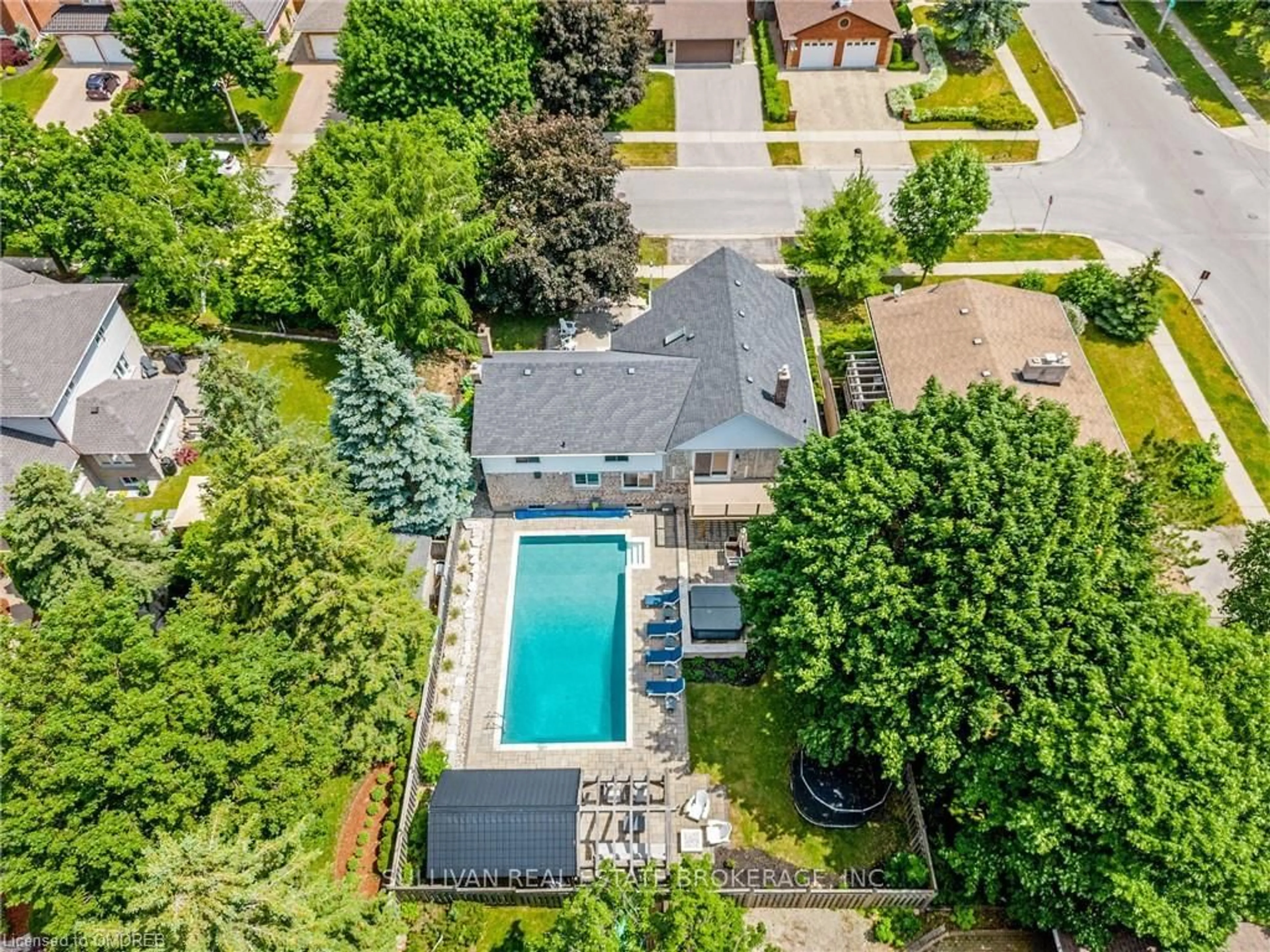 A pic from outside/outdoor area/front of a property/back of a property/a pic from drone, street for 192 Dimson Ave, Guelph Ontario N1G 3C6