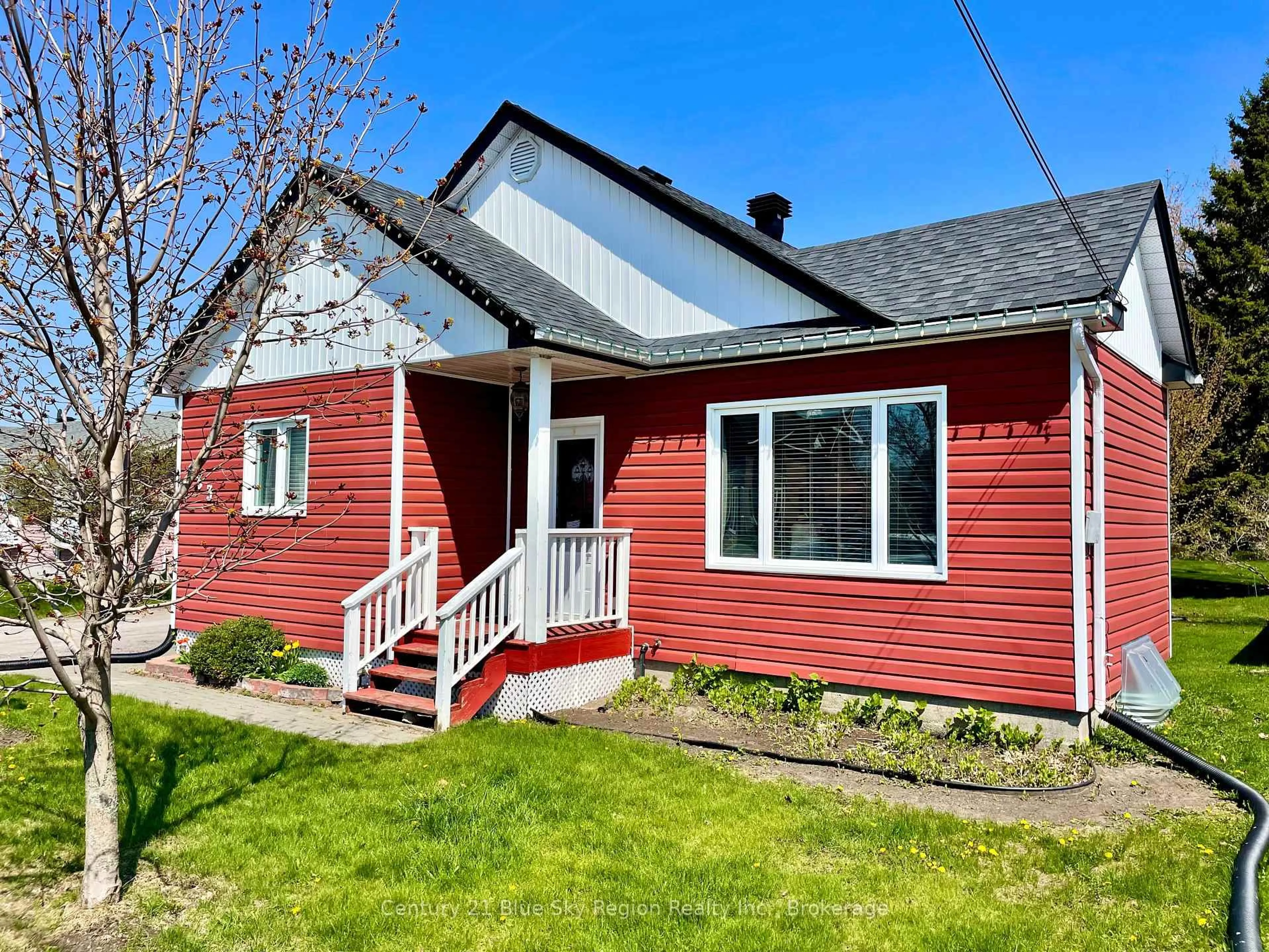 Home with vinyl exterior material, street for 133 John St, West Nipissing Ontario P2B 1Z3