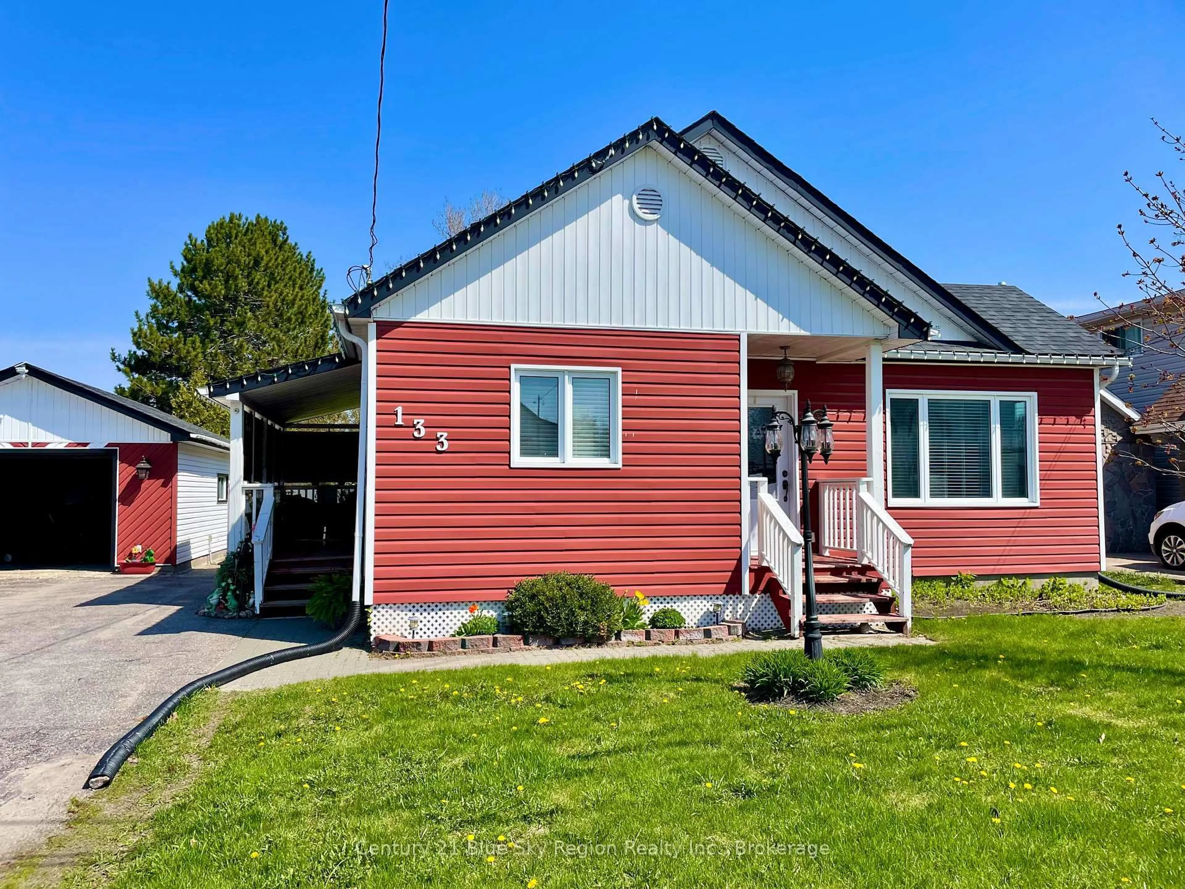 Home with vinyl exterior material, street for 133 John St, West Nipissing Ontario P2B 1Z3